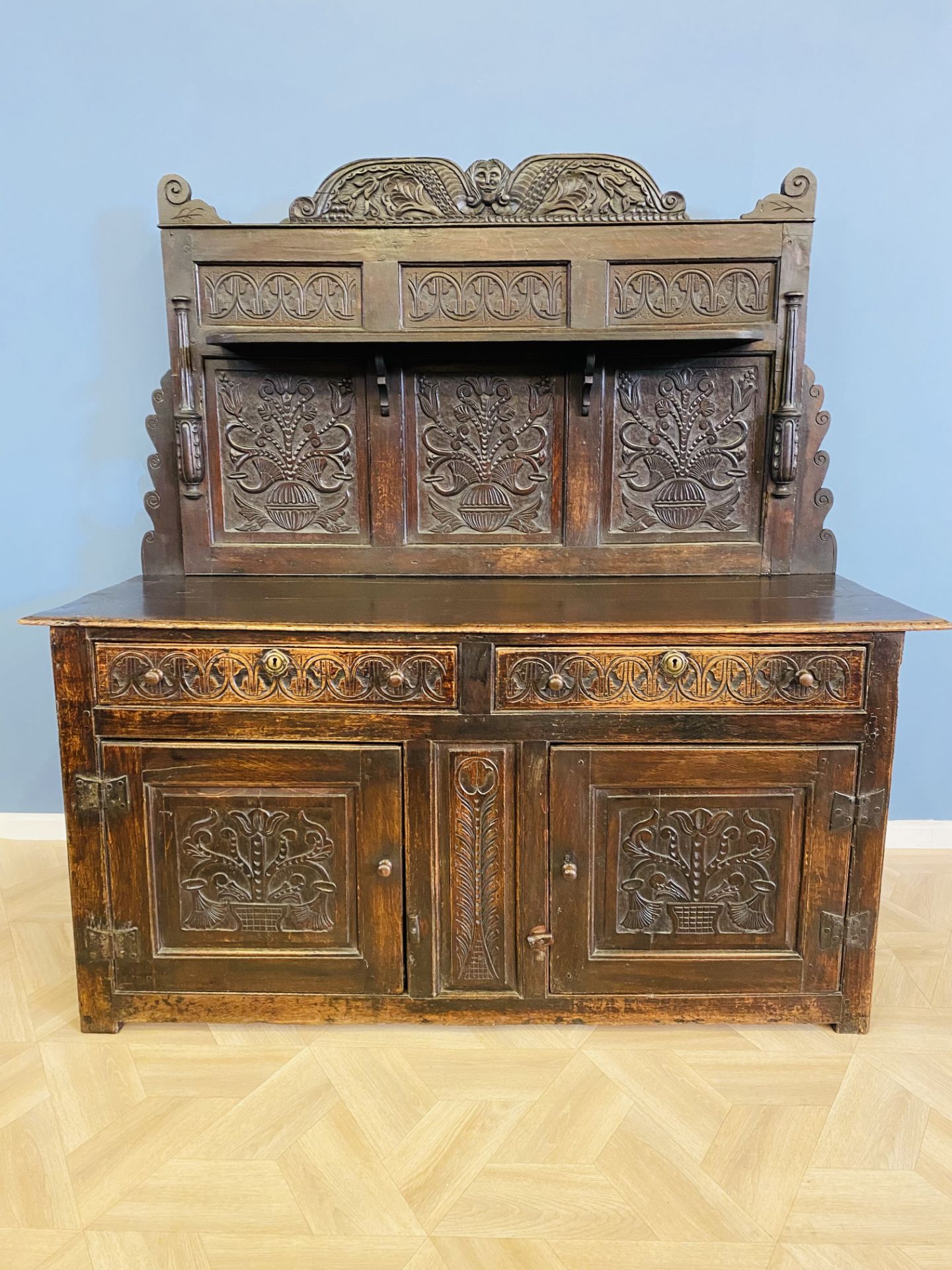 Oak dresser with carved decoration - Image 3 of 10
