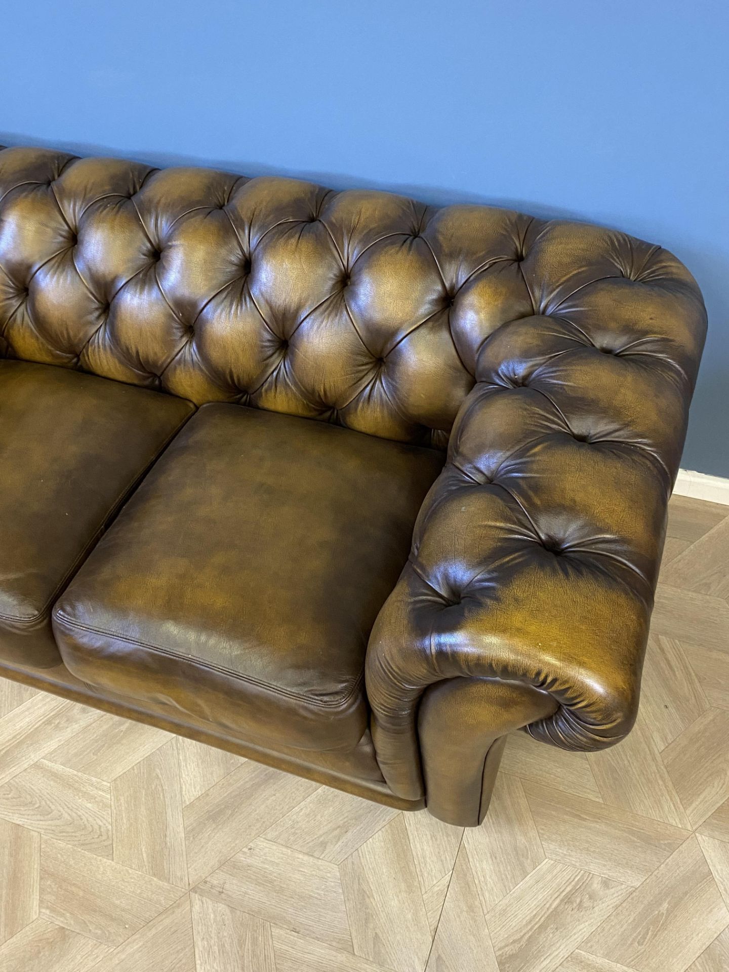 Button back leather two seat Chesterfield sofa - Image 5 of 10