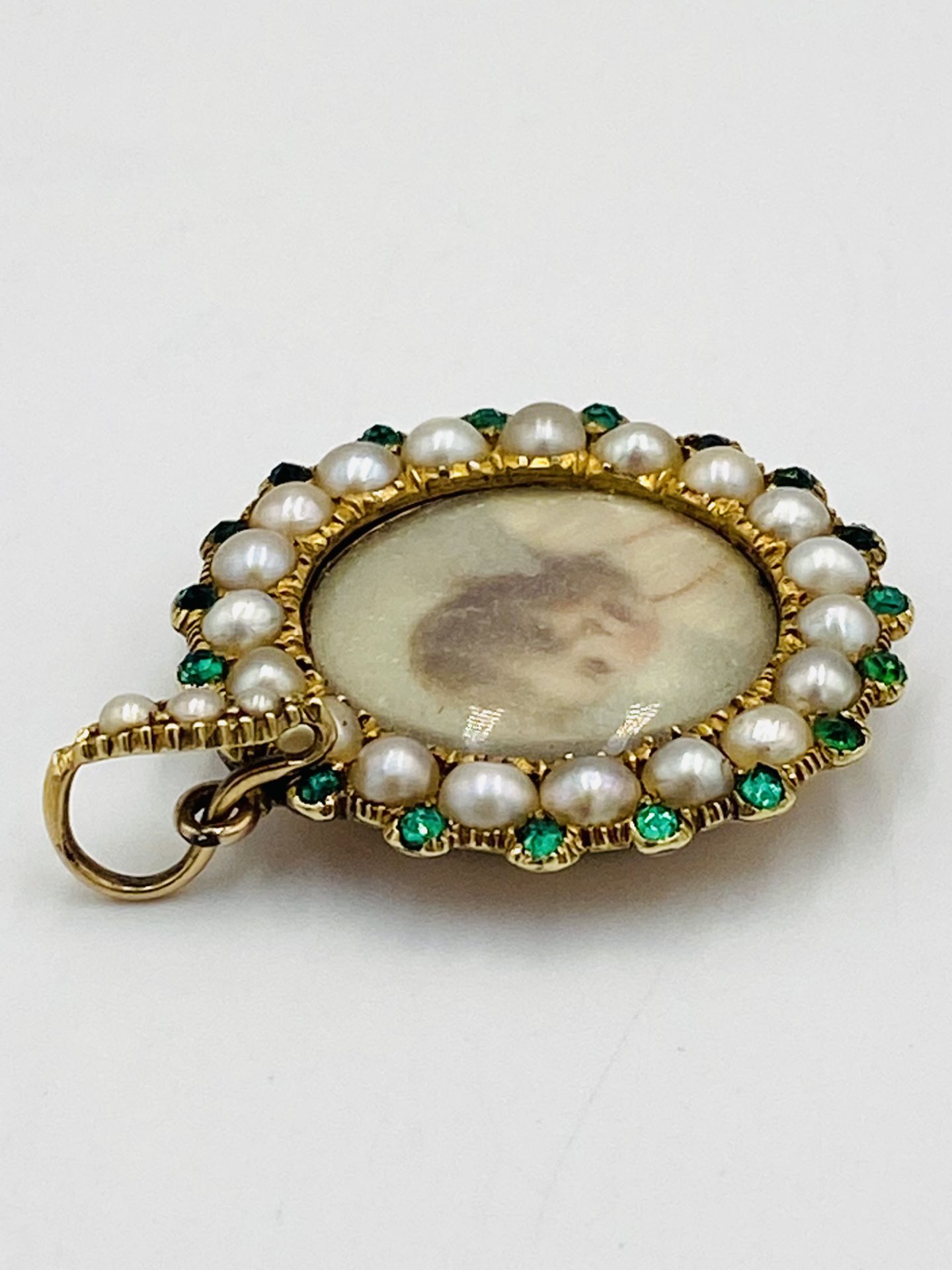 Portrait pendant with pearl and emerald surround - Bild 3 aus 4