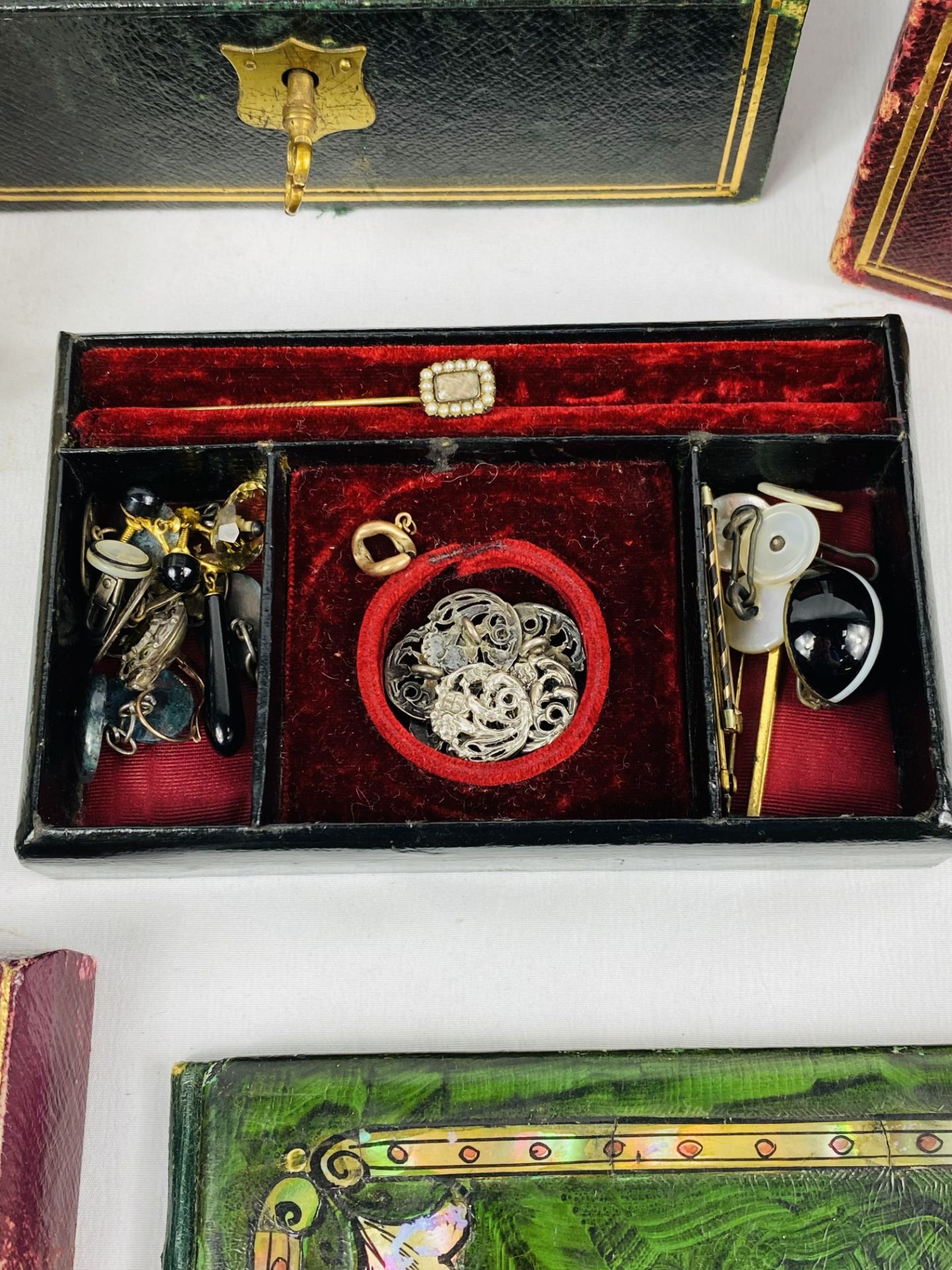 Three jewellery boxes containing a quantity of costume jewellery - Bild 5 aus 9