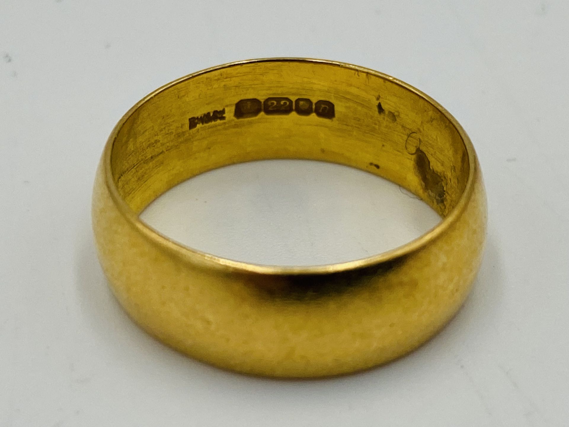 22ct gold band - Image 2 of 3