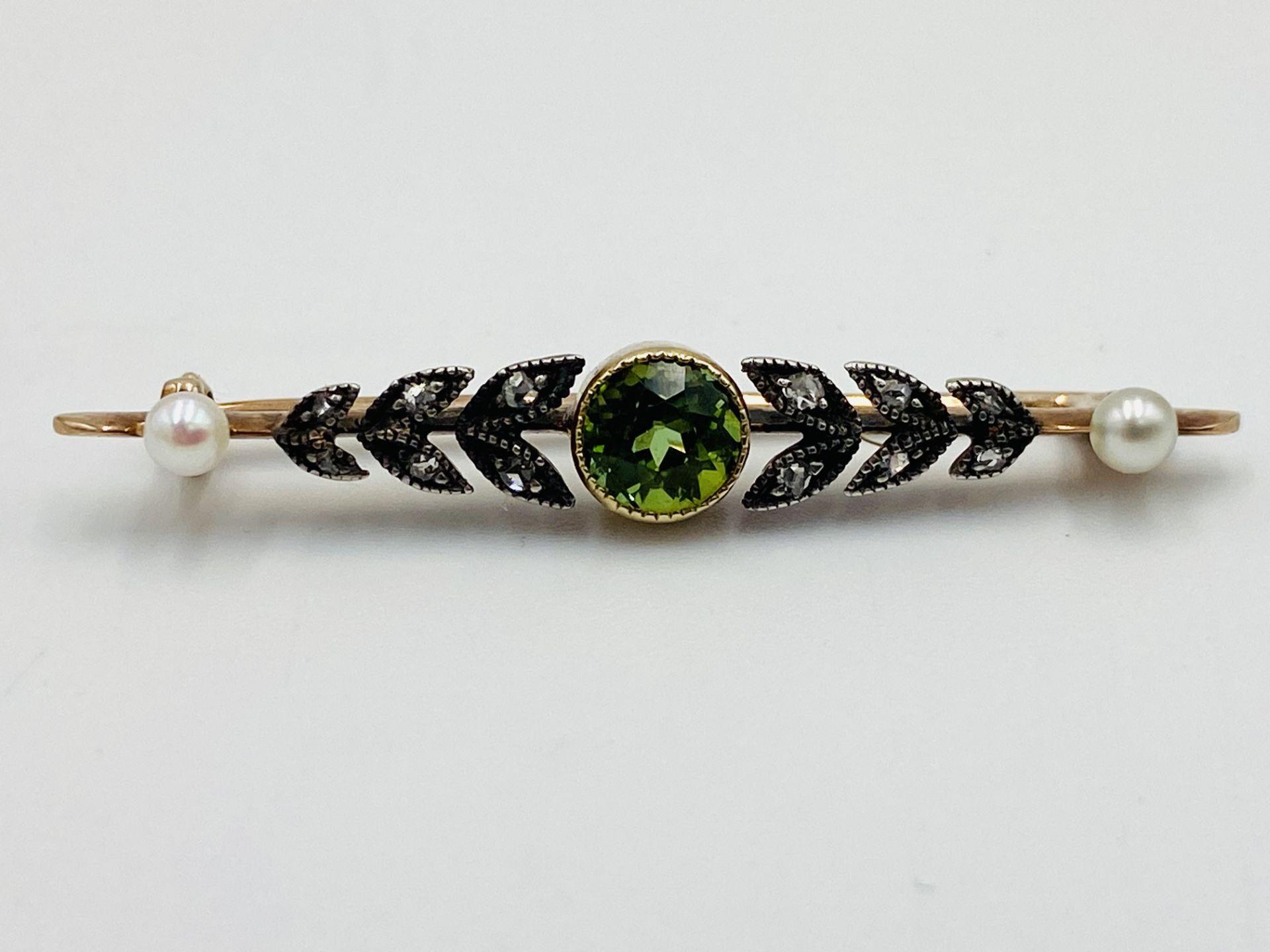 Diamond, peridot and pearl bar brooch - Image 2 of 4