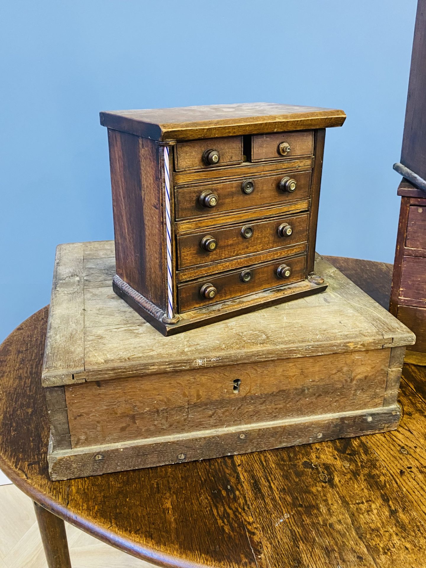 Apprentice chest, two banks of drawers and an oak box - Bild 8 aus 10