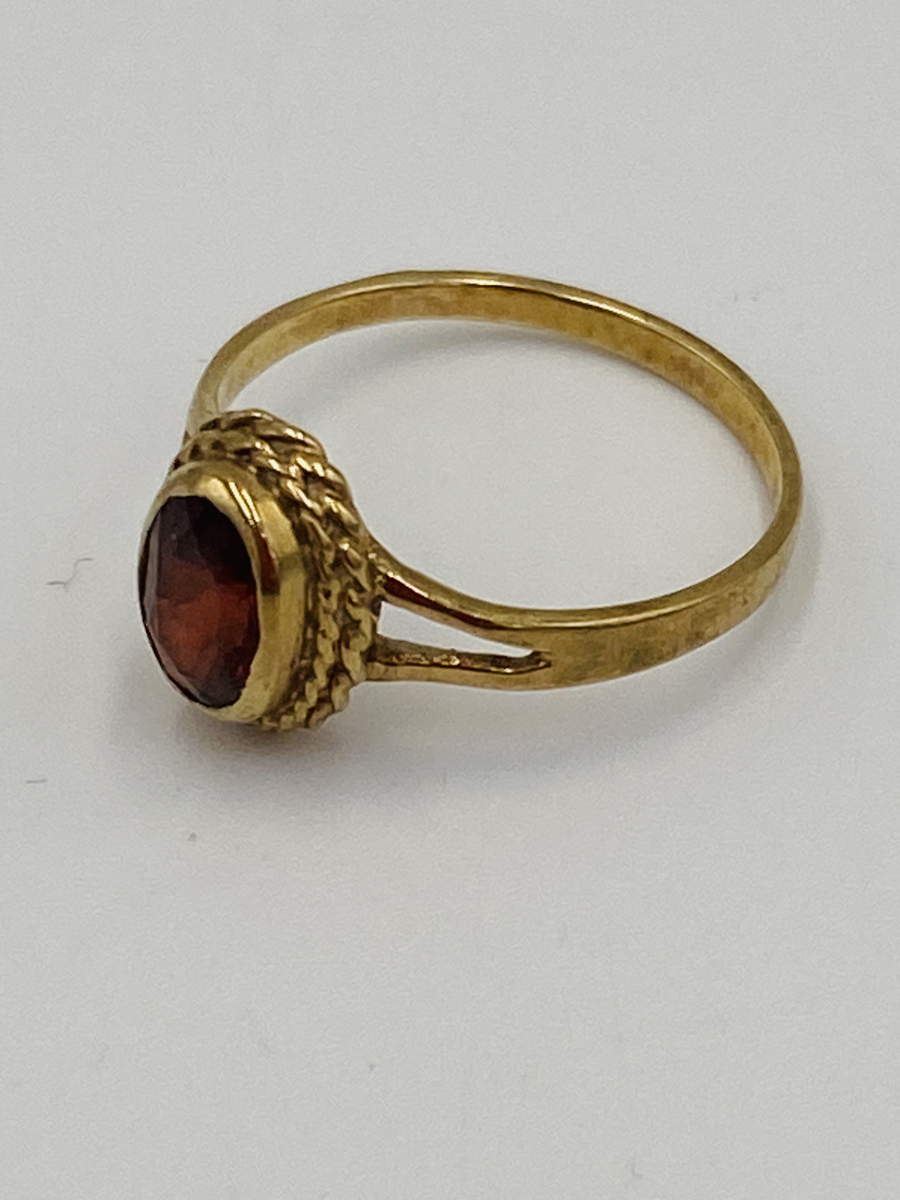 9ct gold ring set with a red stone - Bild 2 aus 5