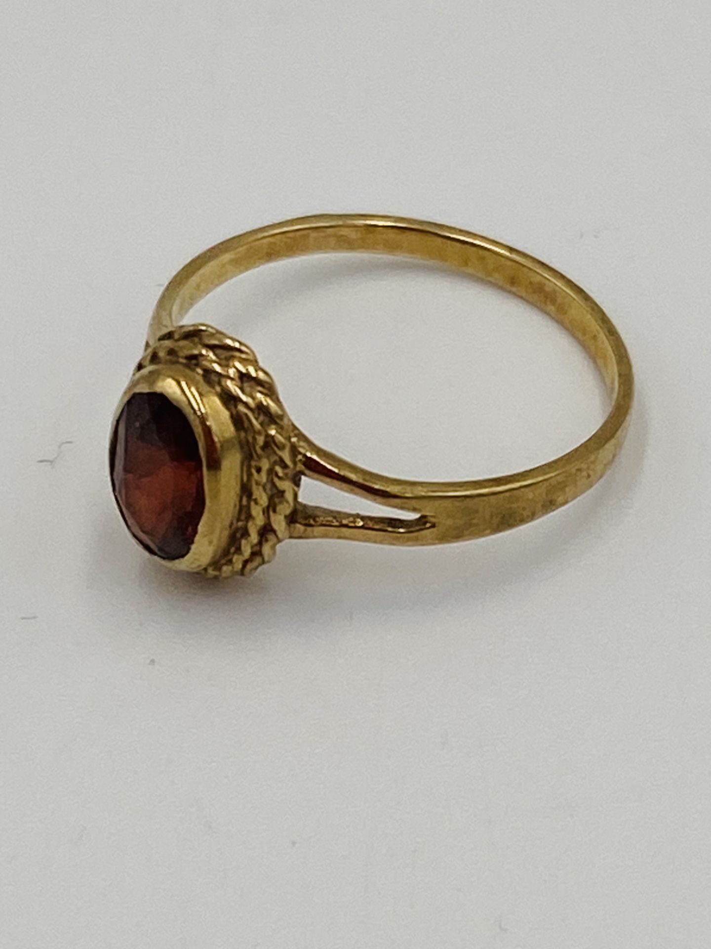 9ct gold ring set with a red stone - Bild 2 aus 5