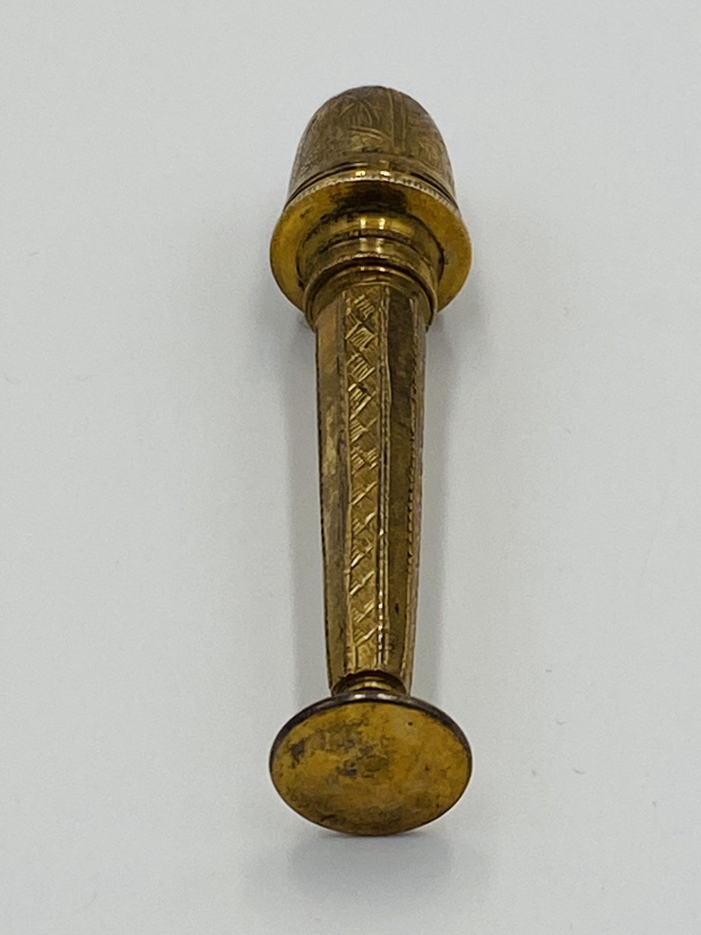 A silver gilt standing thimble compendium/needle case - Image 2 of 6