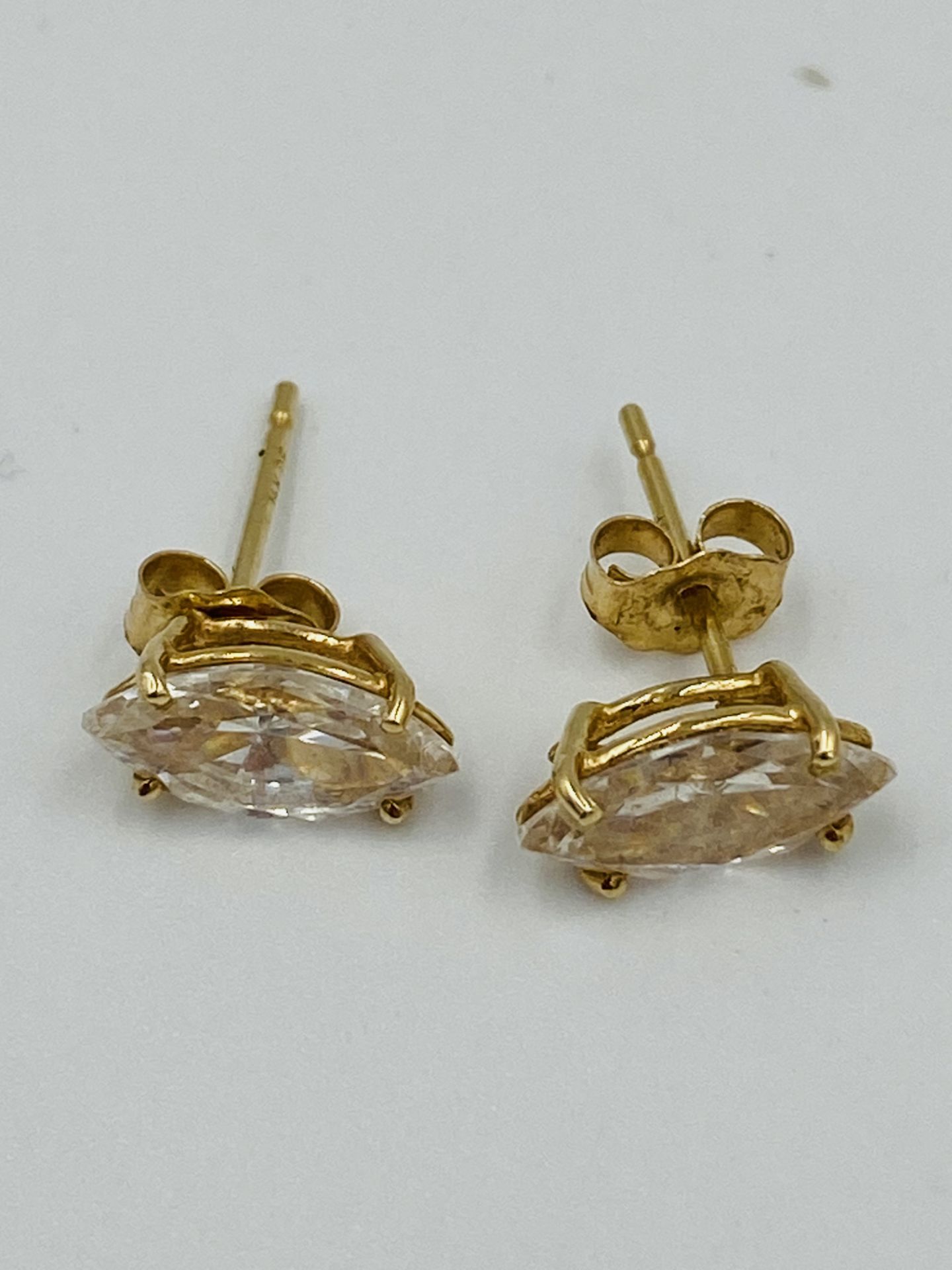 Pair of 14ct gold earrings set with a white stone - Bild 3 aus 4
