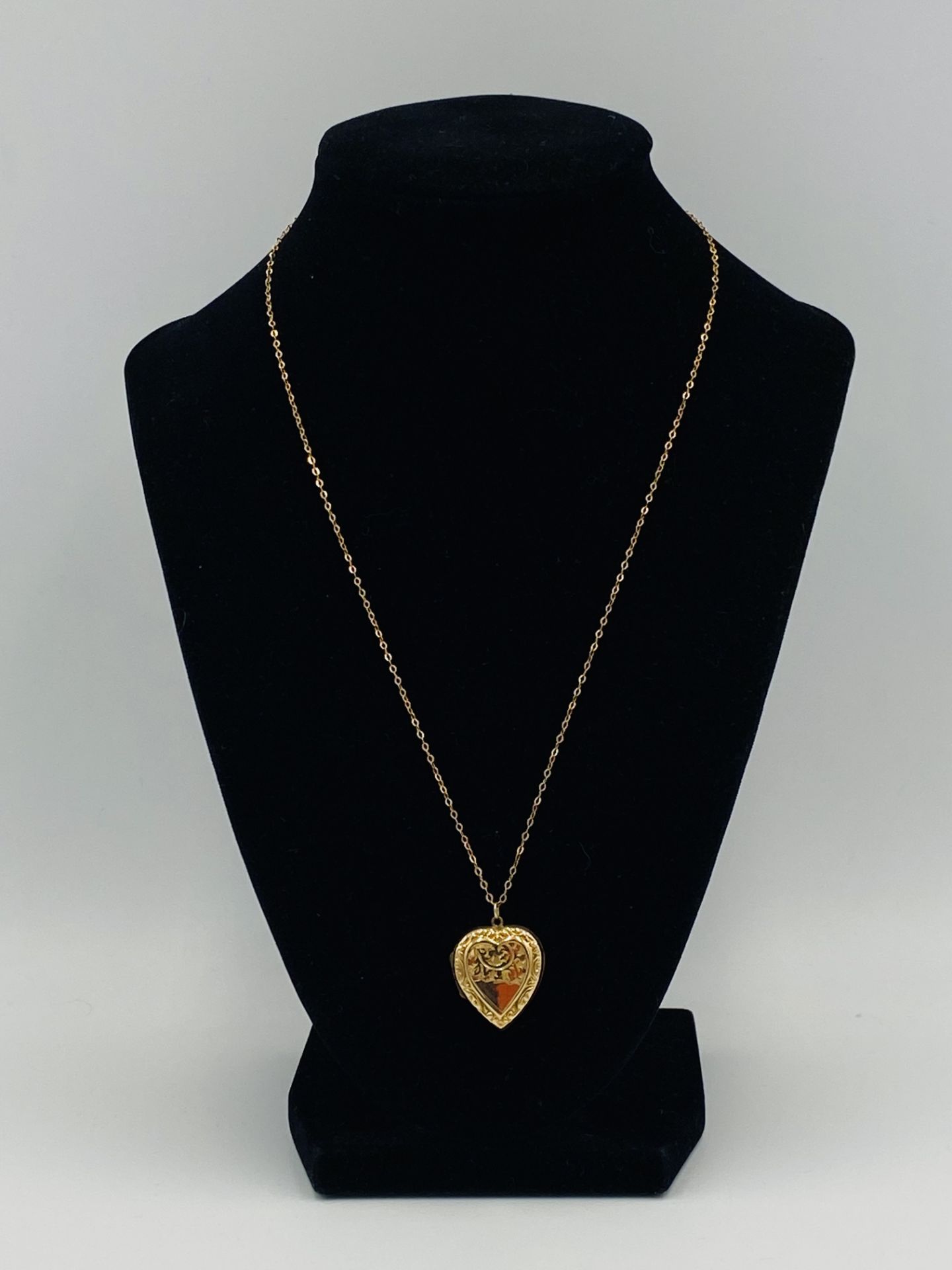 9ct gold heart shaped locket on a 9ct gold chain - Bild 3 aus 4