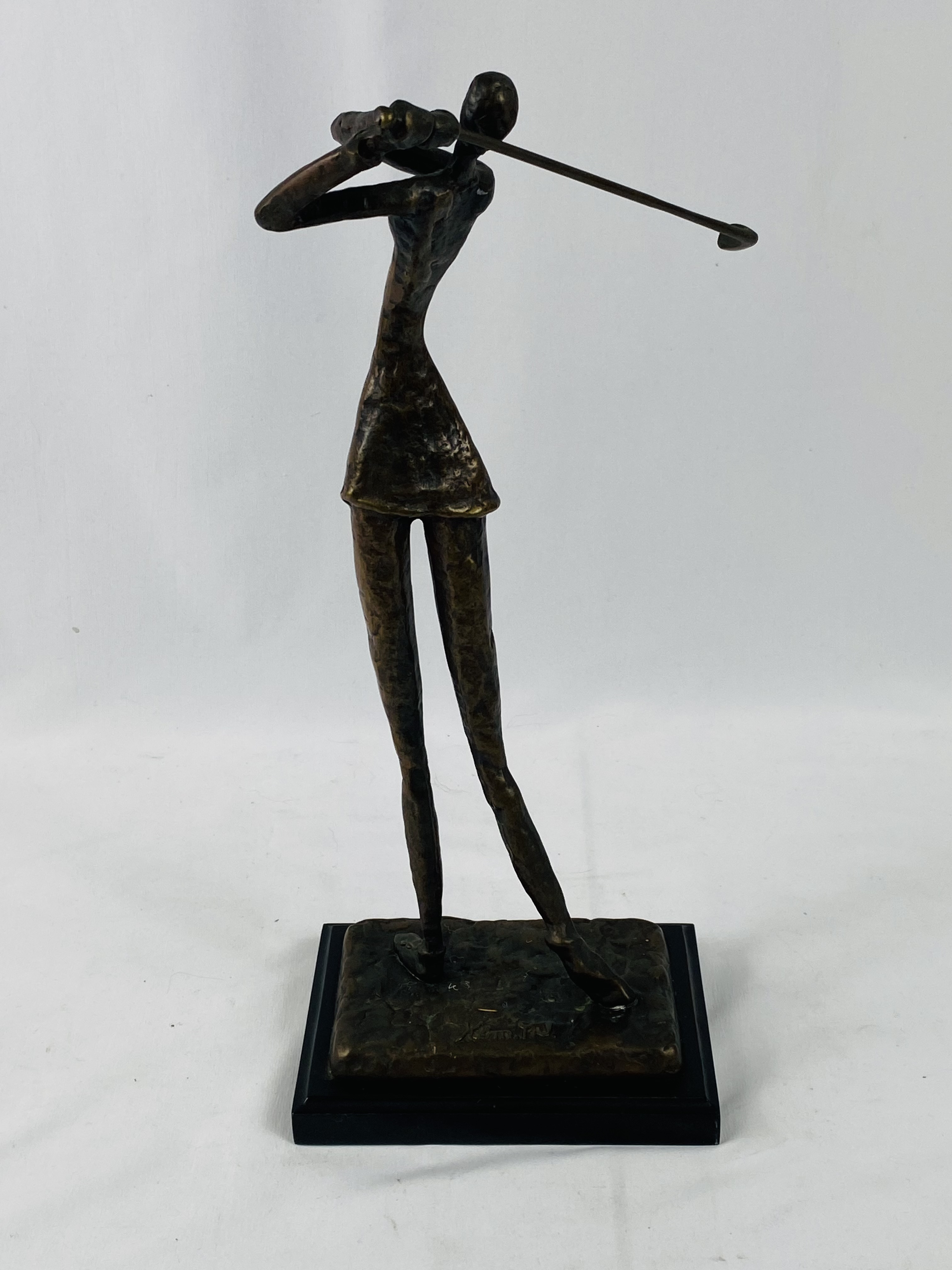 Signed bronzed metal figure of a female golfer on stand - Bild 3 aus 5