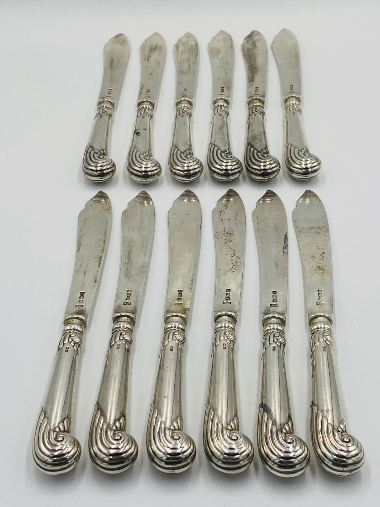 Twelve place set of silver pistol grip fish knives and forks, London 1905 - Image 2 of 11