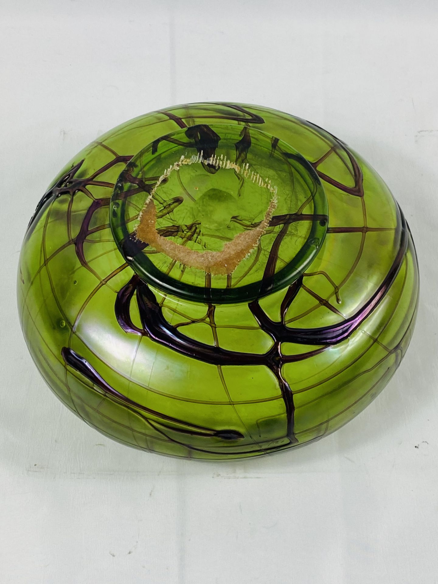 Green glass sgraffito style bowl with scalloped rim - Bild 5 aus 7