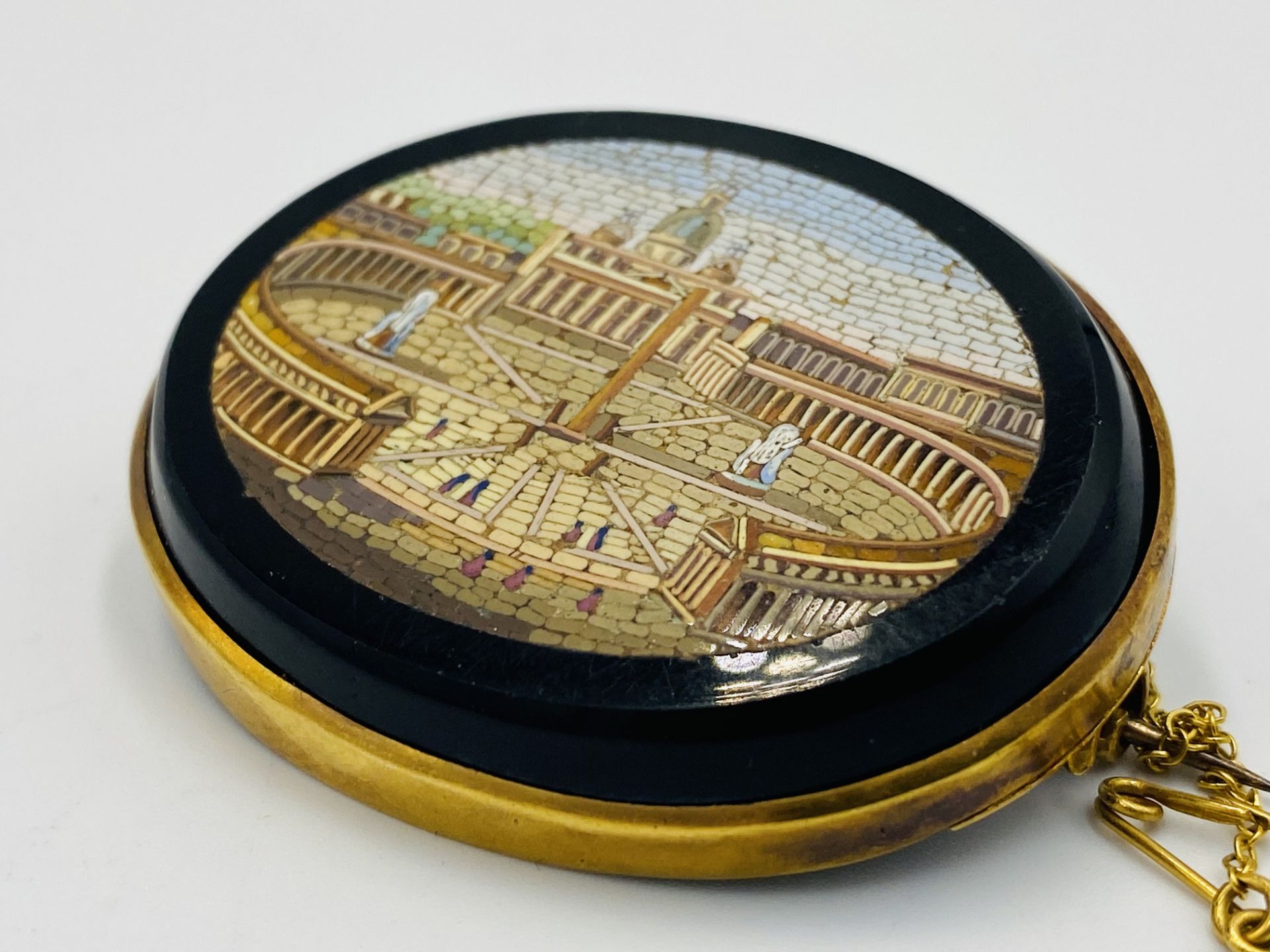Micro mosaic gold brooch - Image 3 of 4