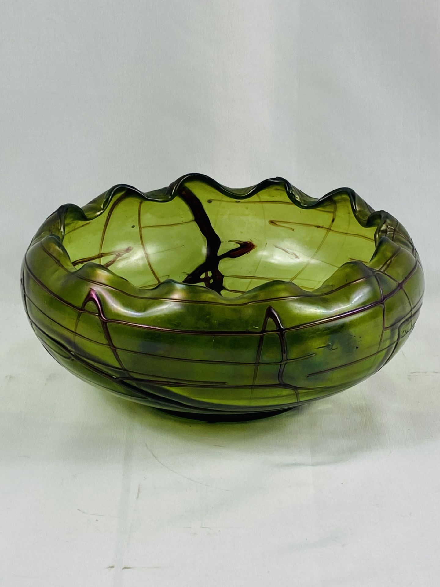 Green glass sgraffito style bowl with scalloped rim - Image 7 of 7