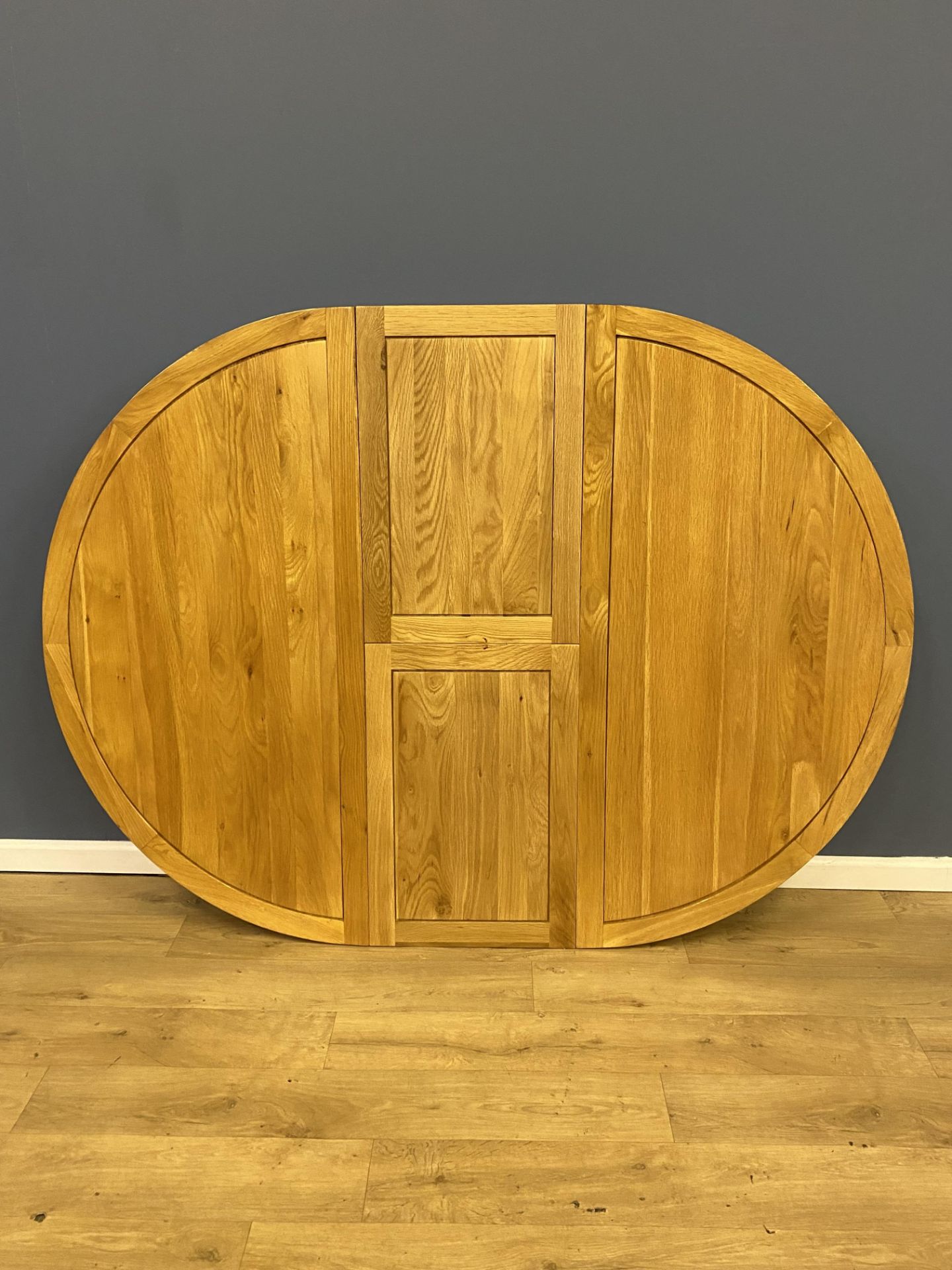 Oak circular dining table with leaf extension - Image 5 of 5