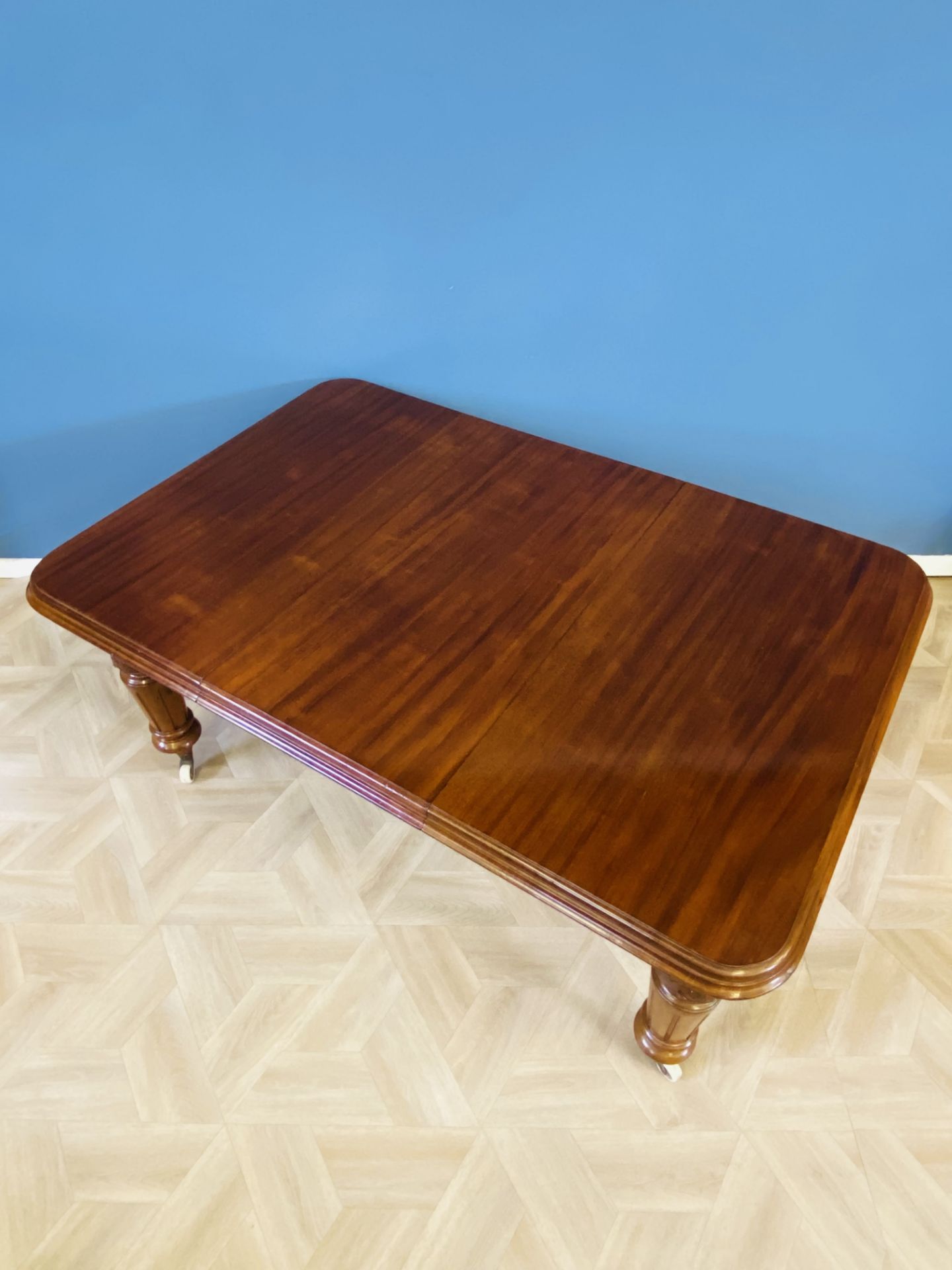 Victorian mahogany wind out dining table - Image 4 of 8