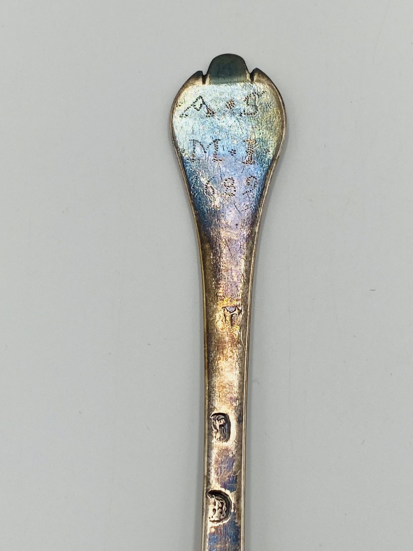 A William III silver Trefid spoon with beaded rat-tail, London 1694 - Image 3 of 6