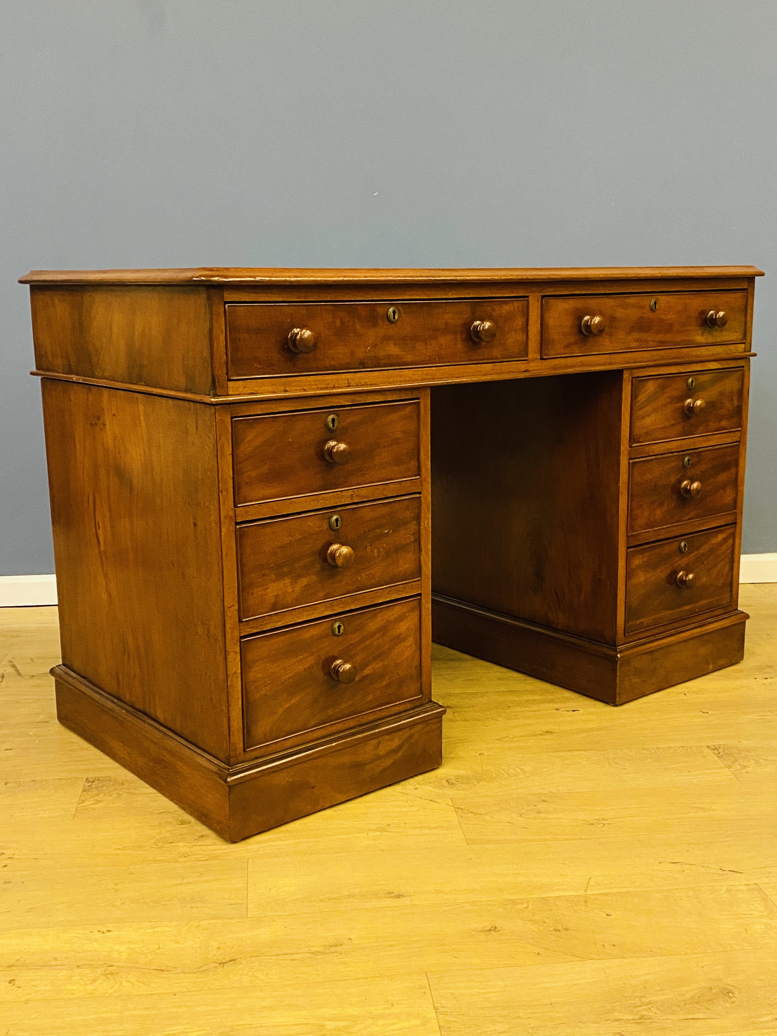 Mahogany pedestal desk - Image 7 of 9