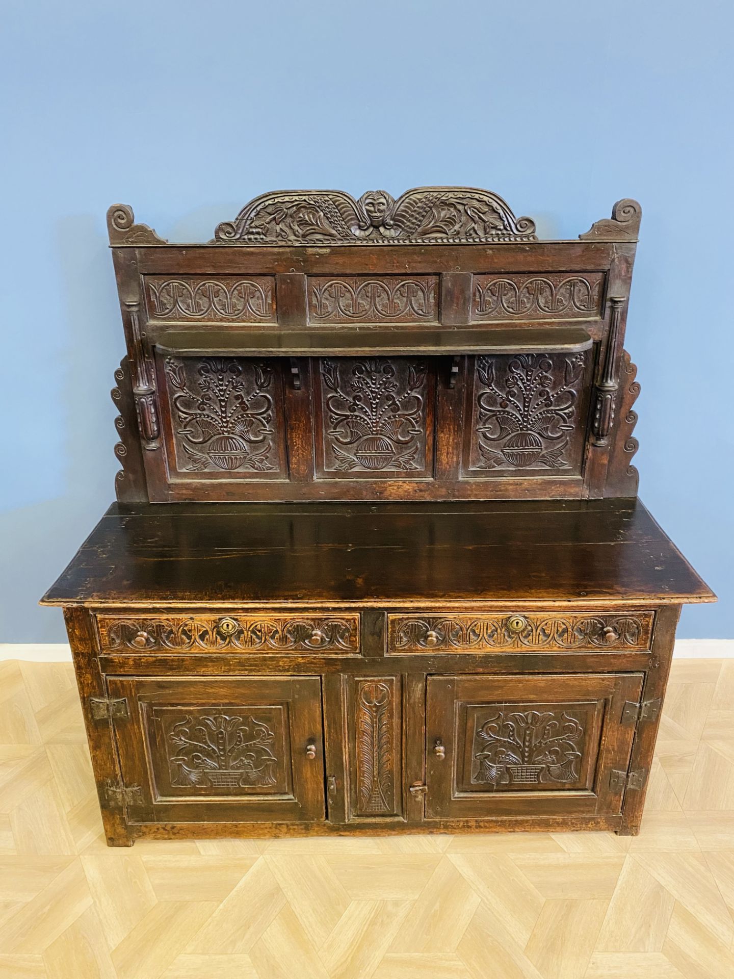 Oak dresser with carved decoration - Image 2 of 10