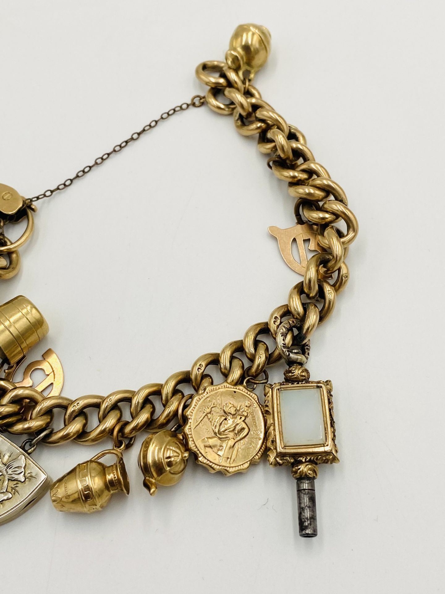 9ct gold charm bracelet - Image 4 of 4