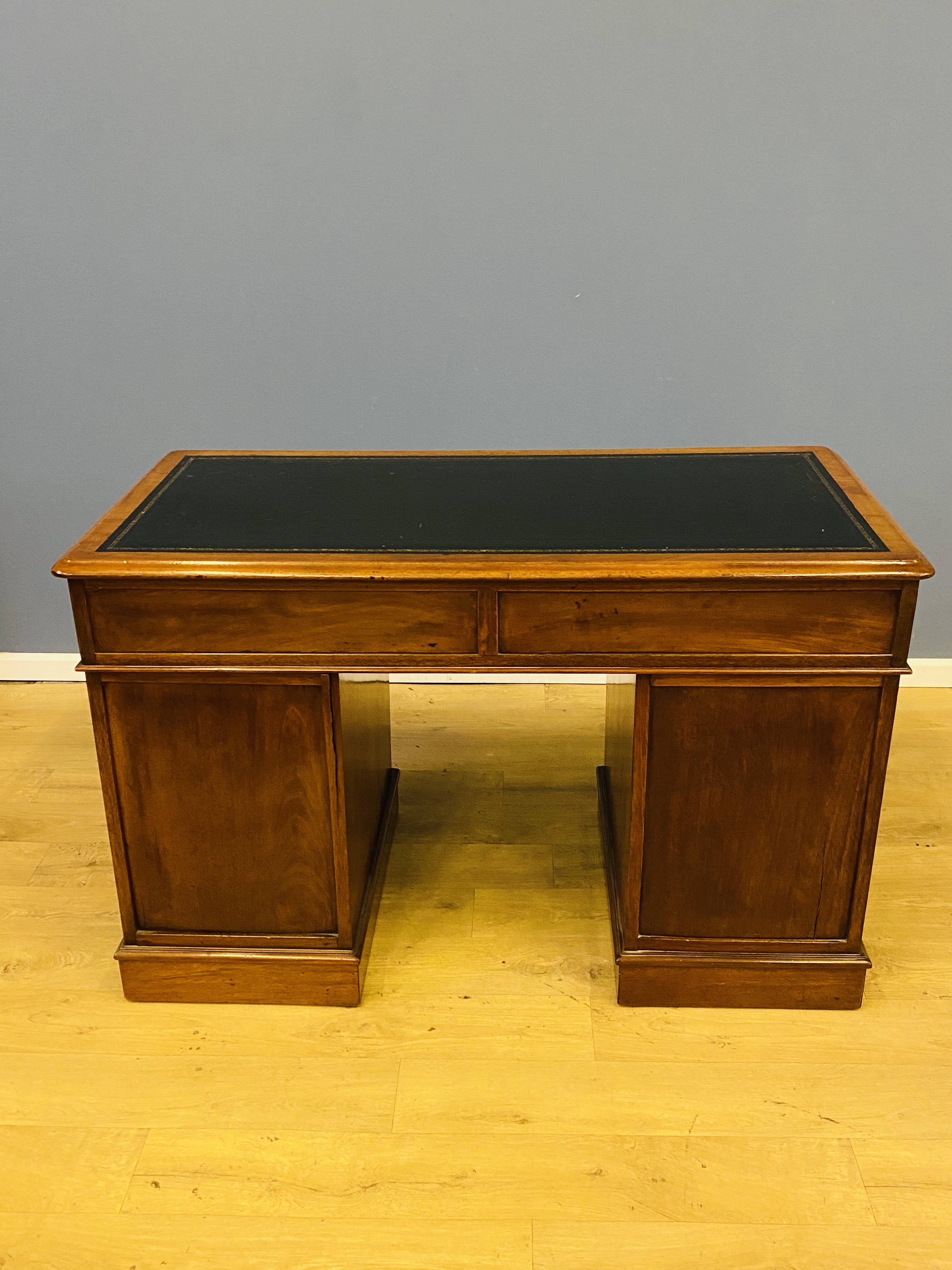 Mahogany pedestal desk - Image 4 of 9