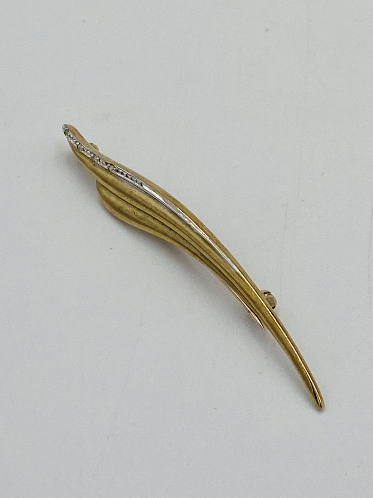 9ct gold brooch set with four diamonds - Image 4 of 4