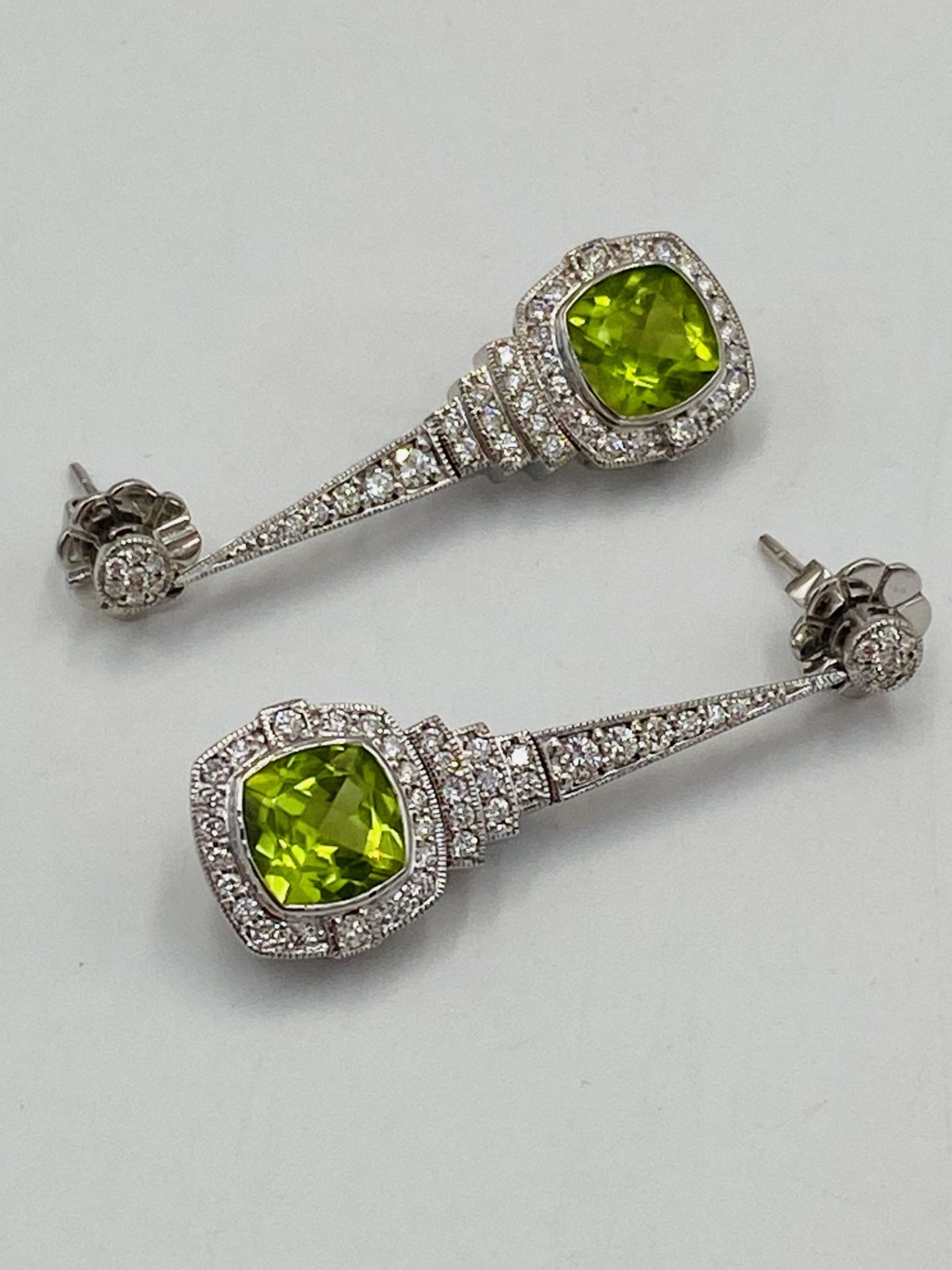 18ct white gold, diamond and green stone drop earrings - Bild 8 aus 8