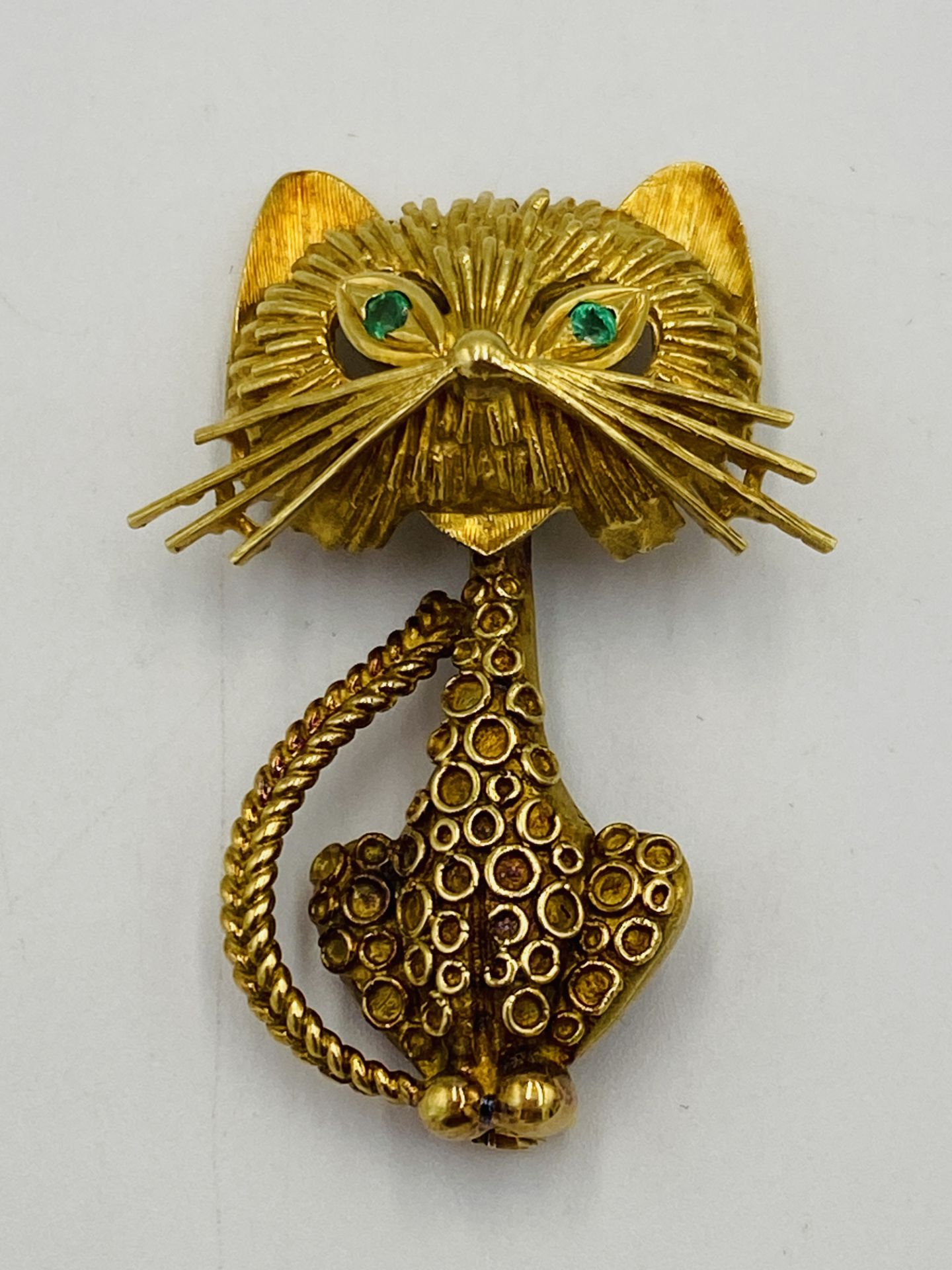 18ct gold Garrards cat brooch set with emerald eyes - Image 2 of 6