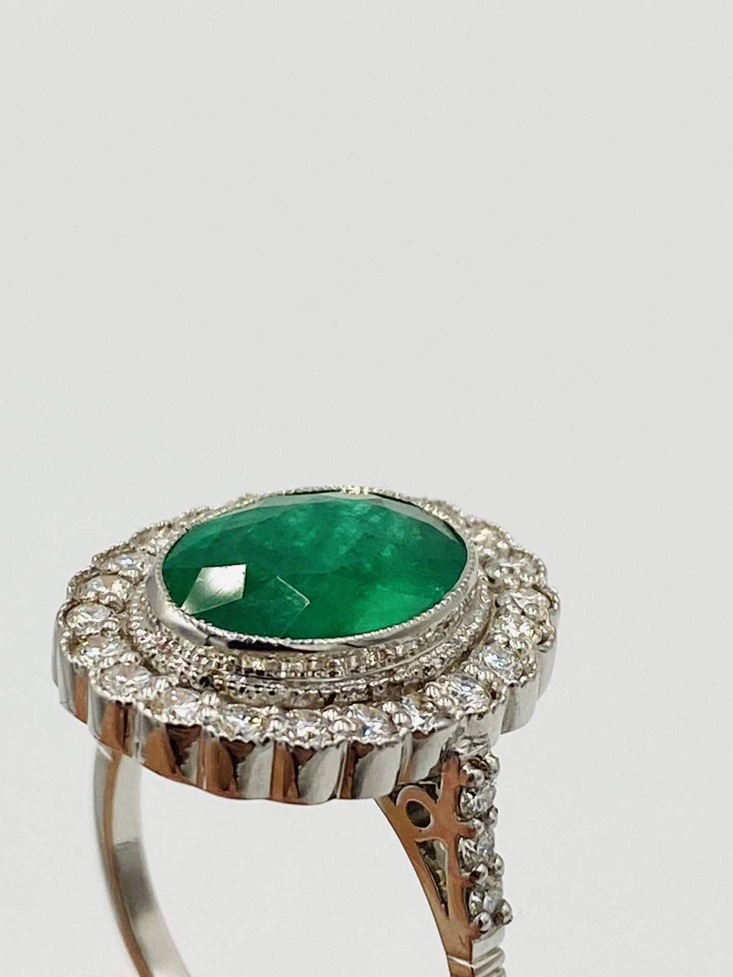 18ct white gold ring set with a oval emerald and diamond surround - Image 3 of 7