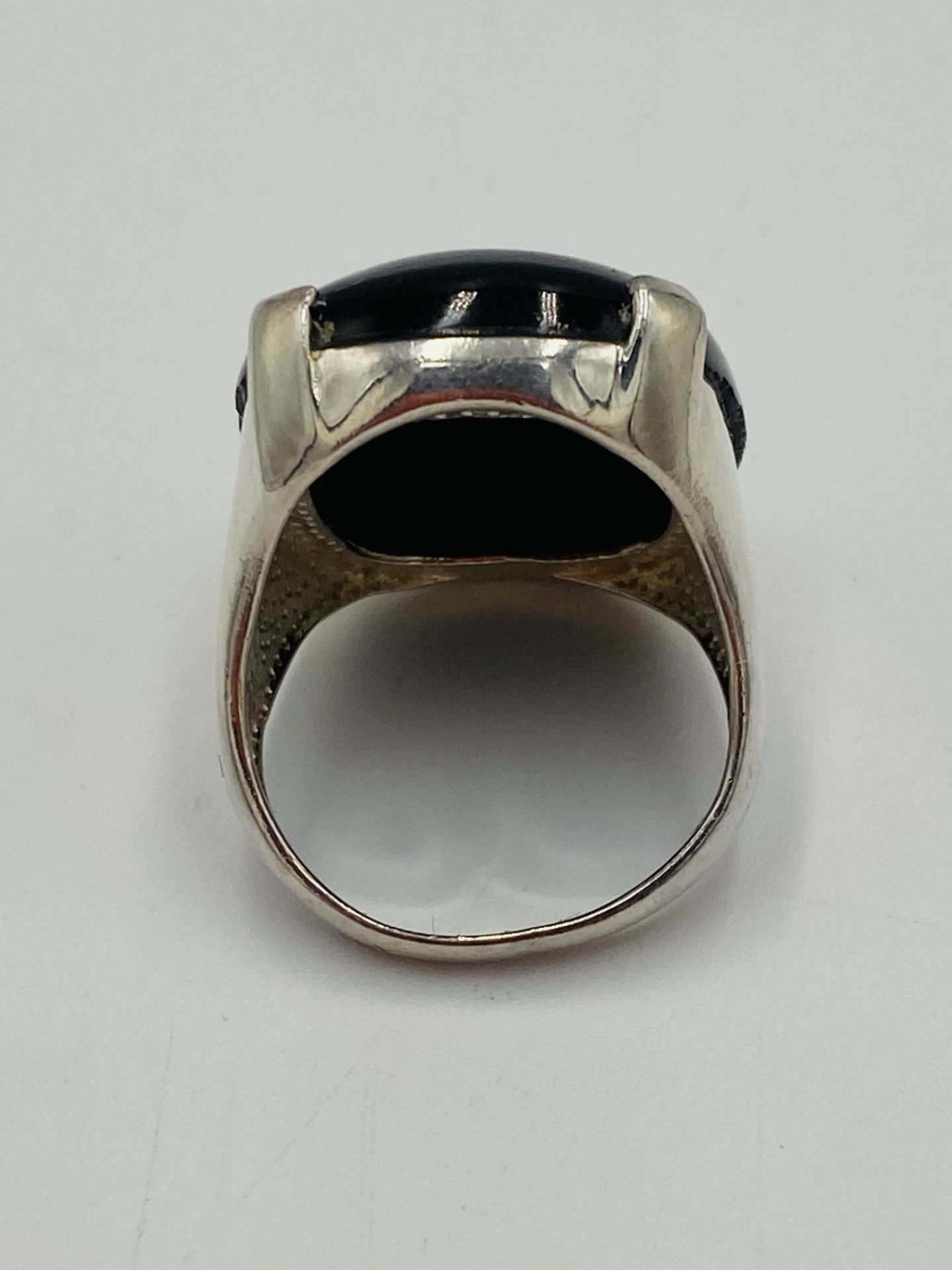 Silver ring set with an onyx stone - Image 4 of 5