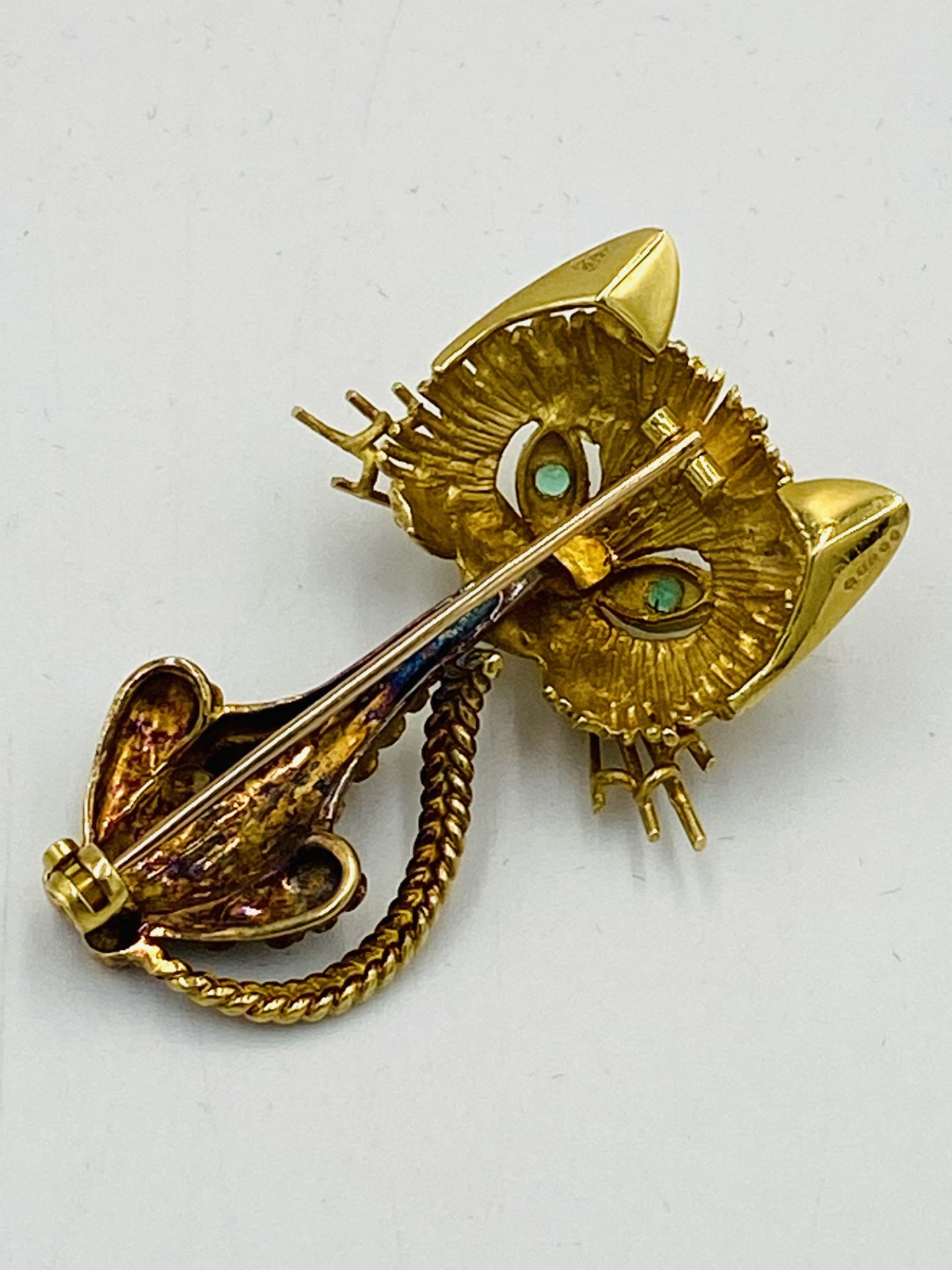 18ct gold Garrards cat brooch set with emerald eyes - Image 6 of 6