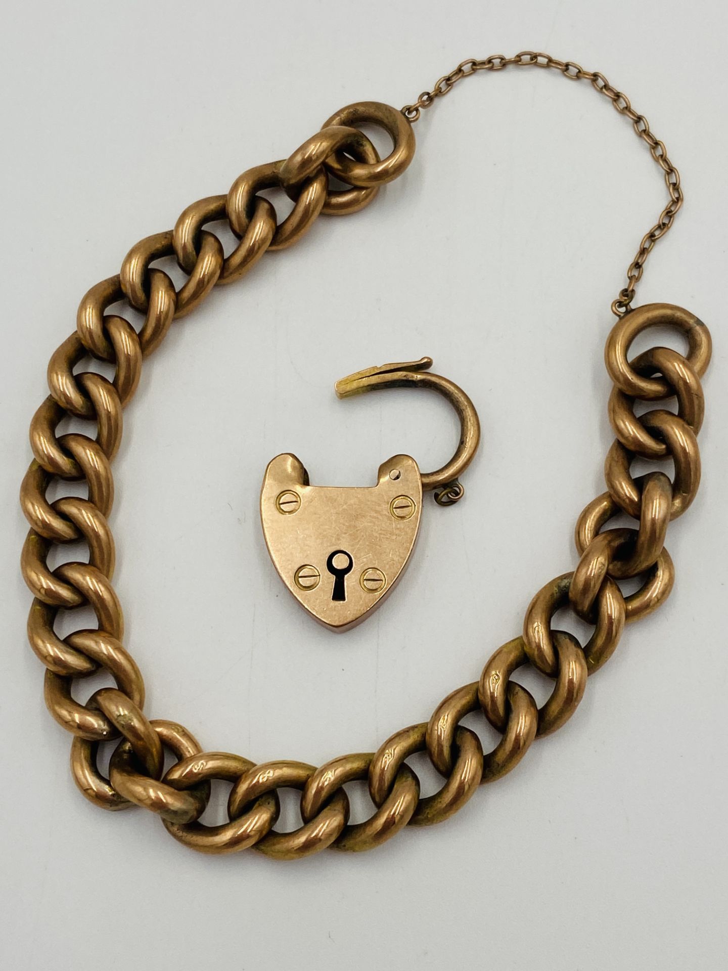 9ct gold bracelet with 9ct gold padlock charm - Image 3 of 4