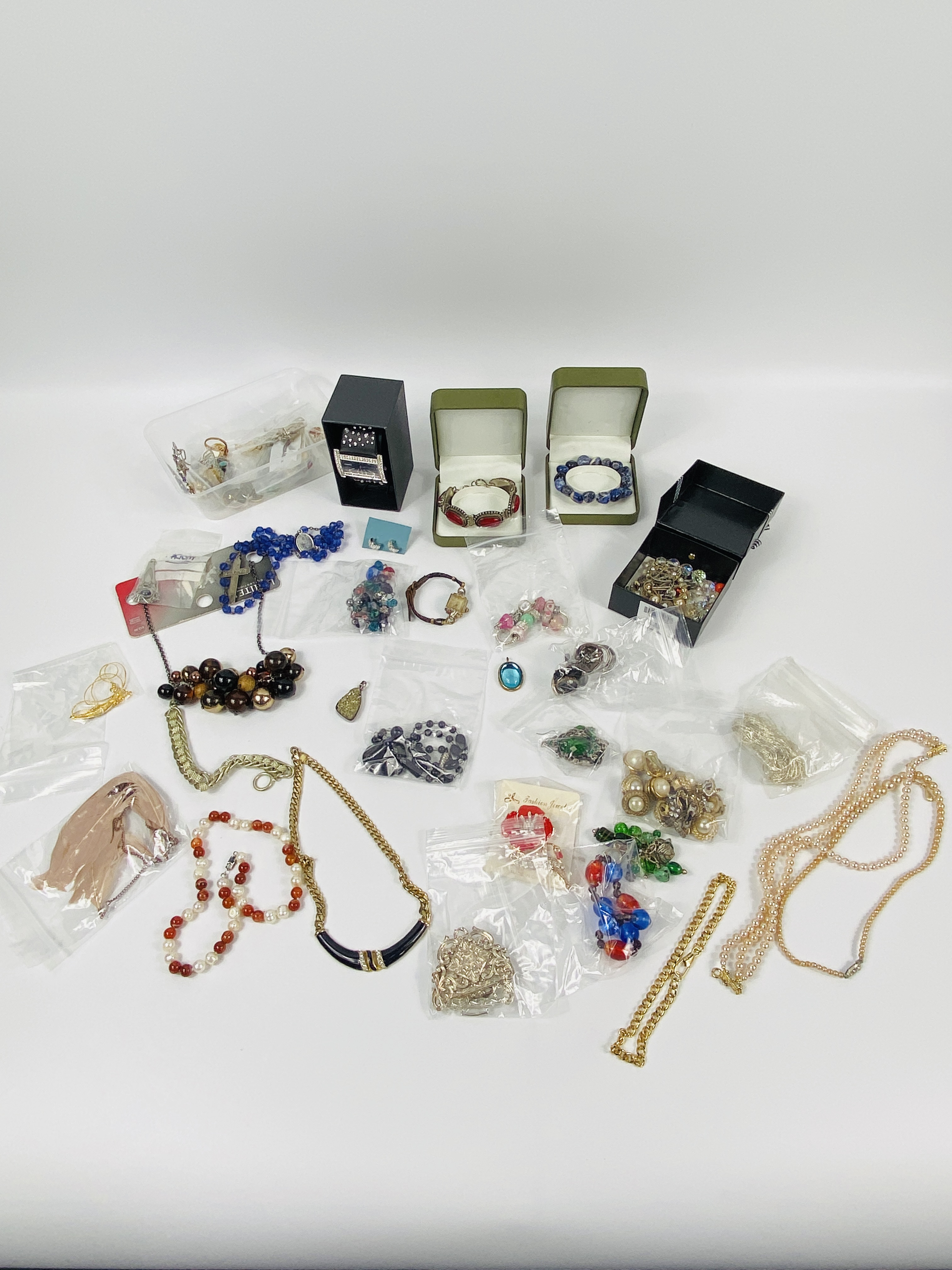 Quantity of costume jewellery