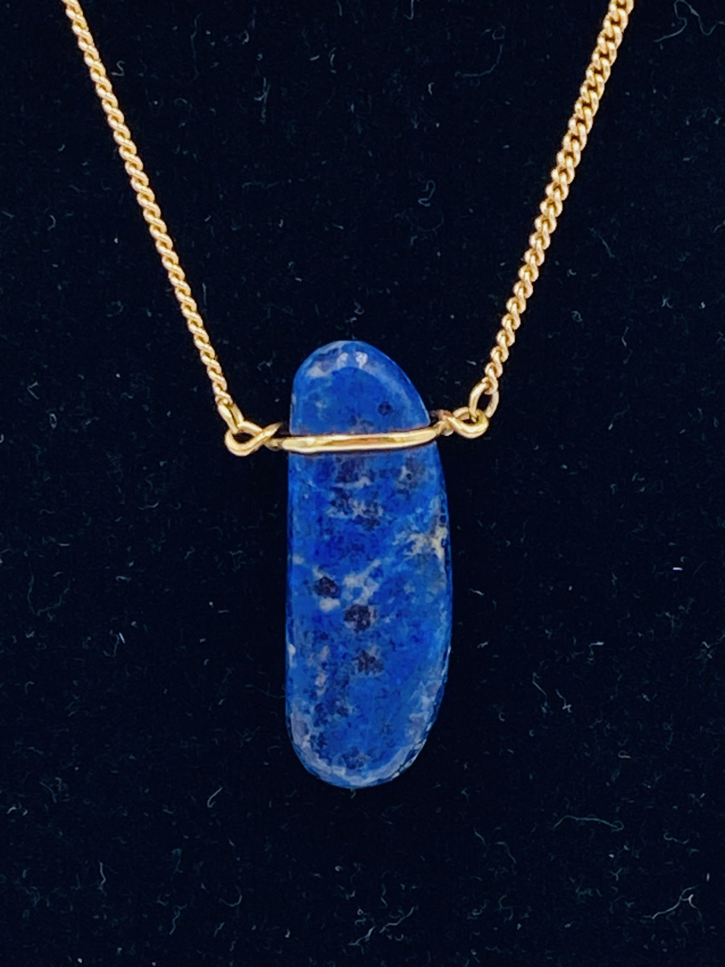 9ct gold necklace with a lapis pendant - Image 5 of 5