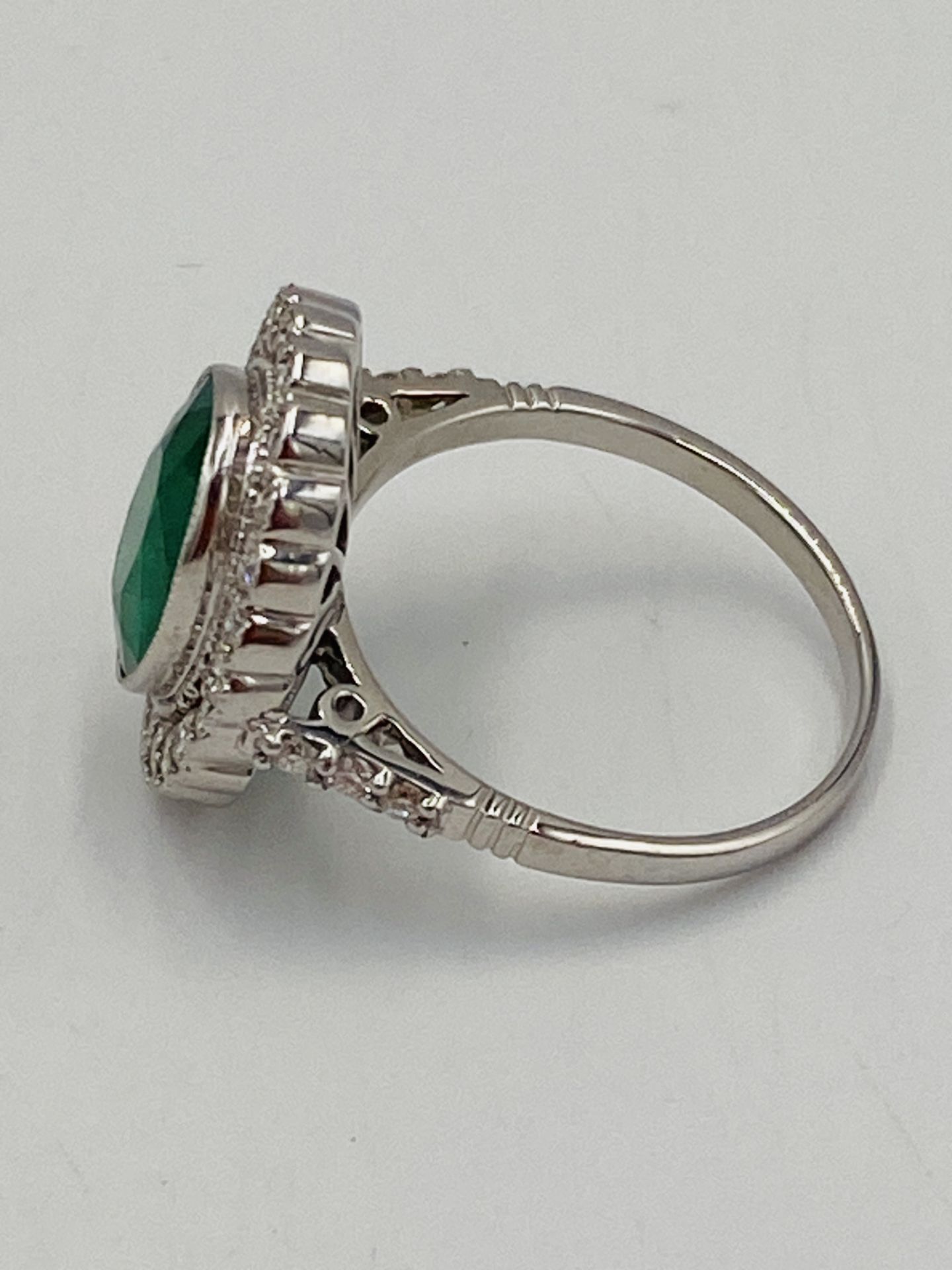 18ct white gold ring set with a oval emerald and diamond surround - Image 4 of 7