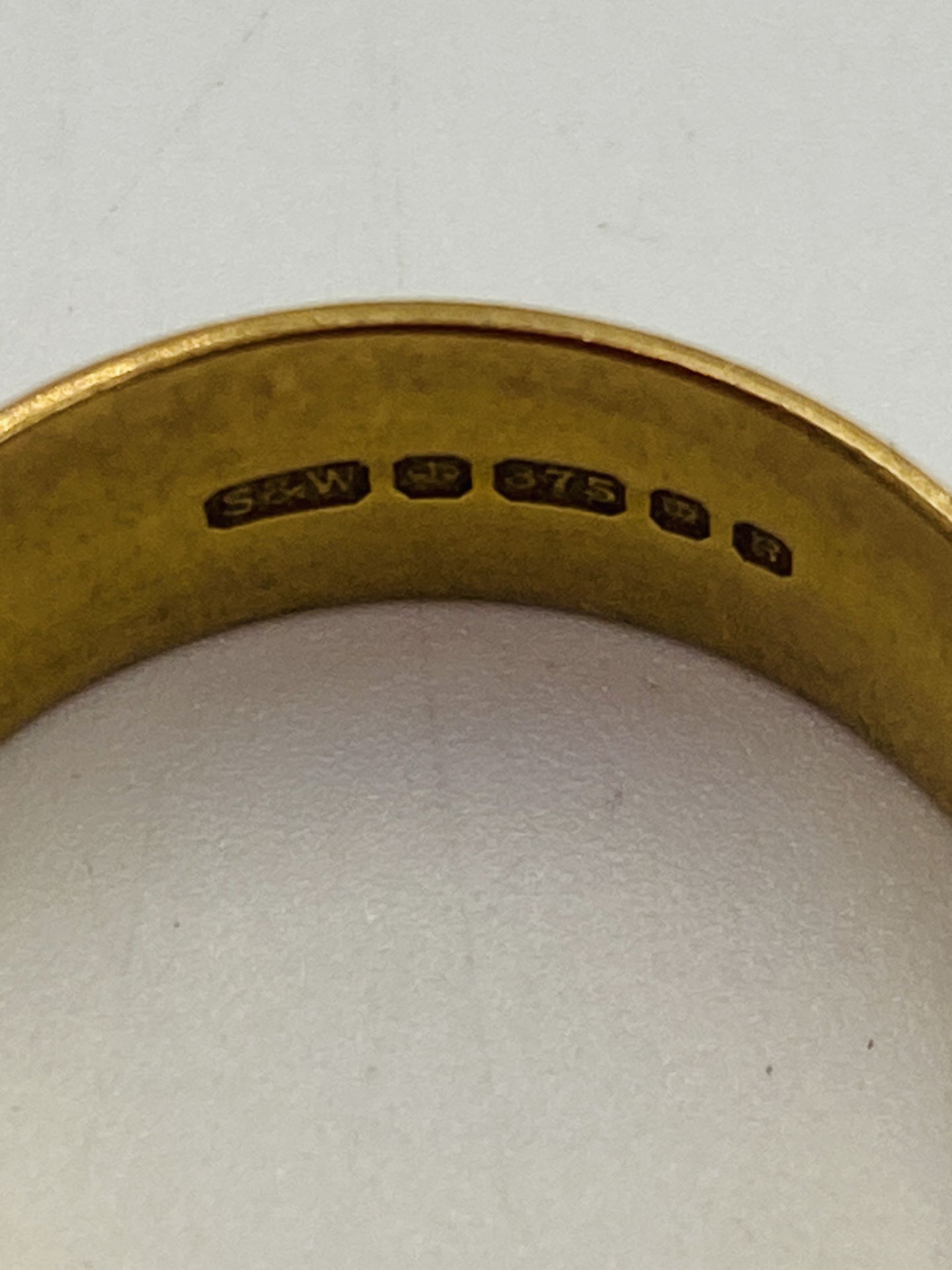 9ct gold band - Image 2 of 5