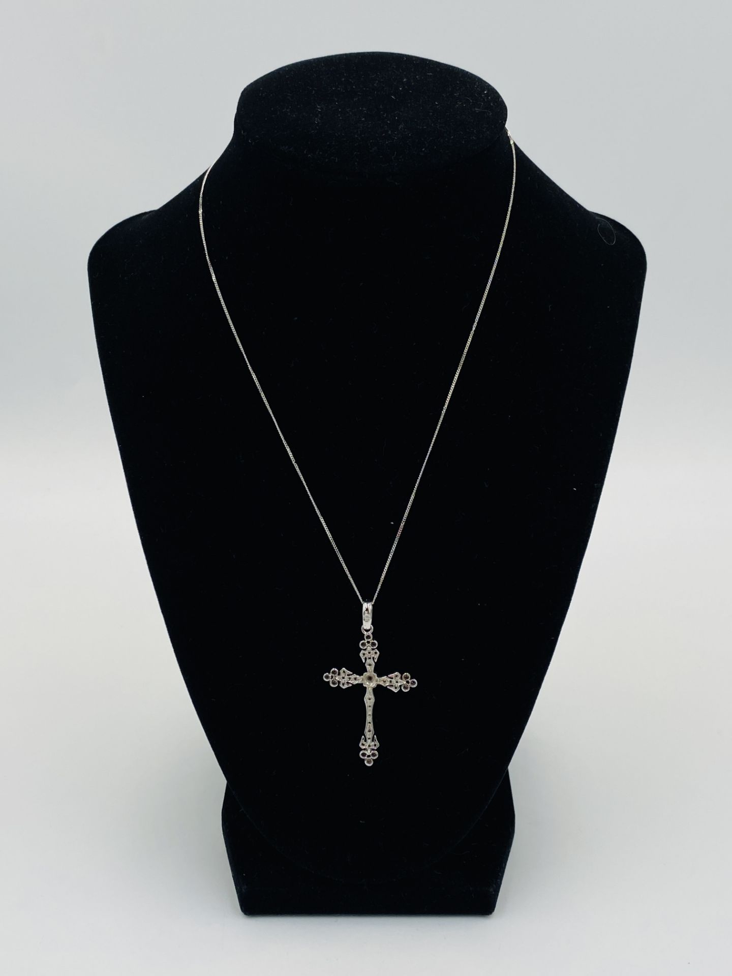 9ct gold and diamond set cross on 9ct gold chain - Image 4 of 4