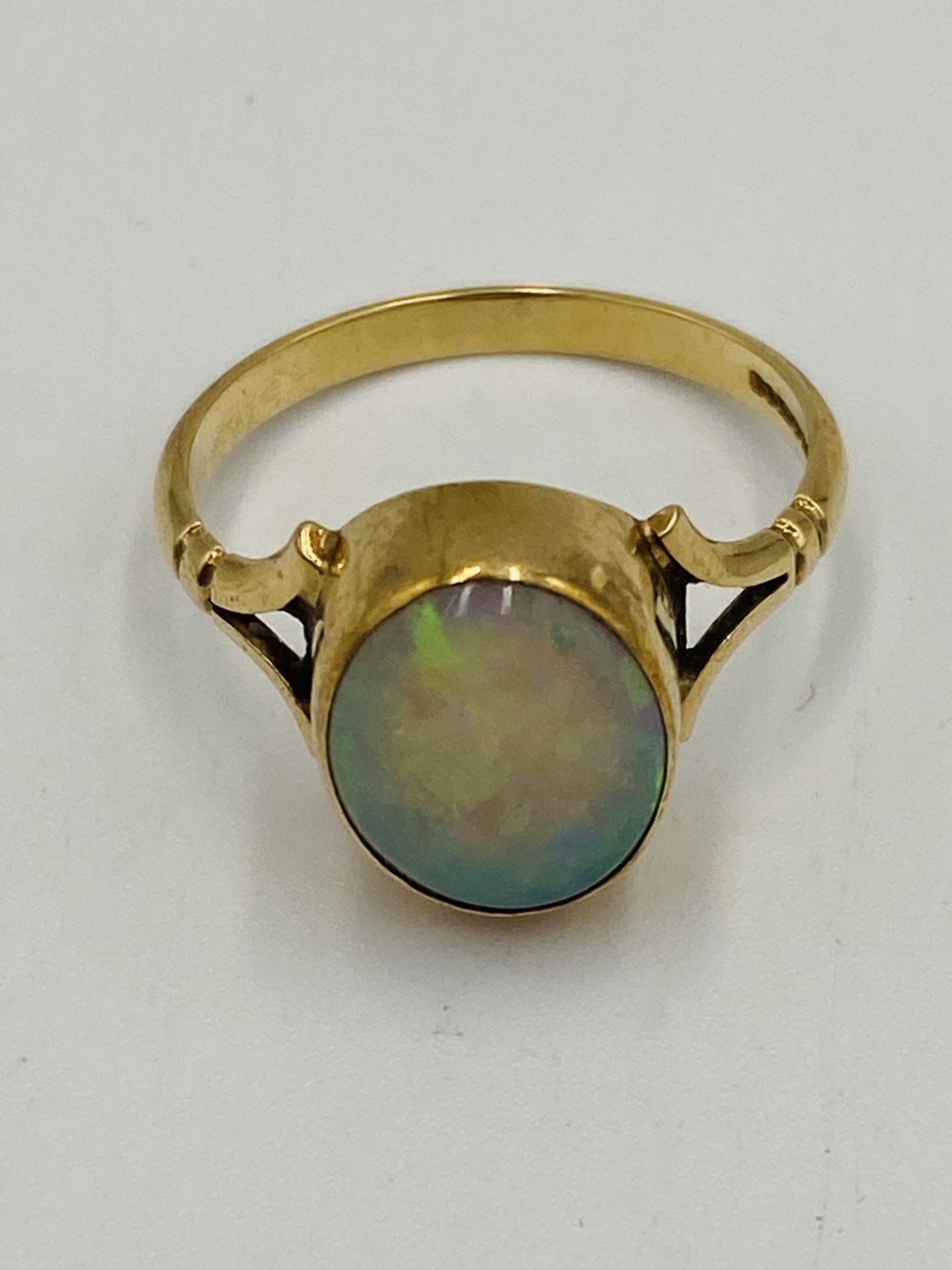 9ct gold ring set with a pale opal - Image 5 of 6