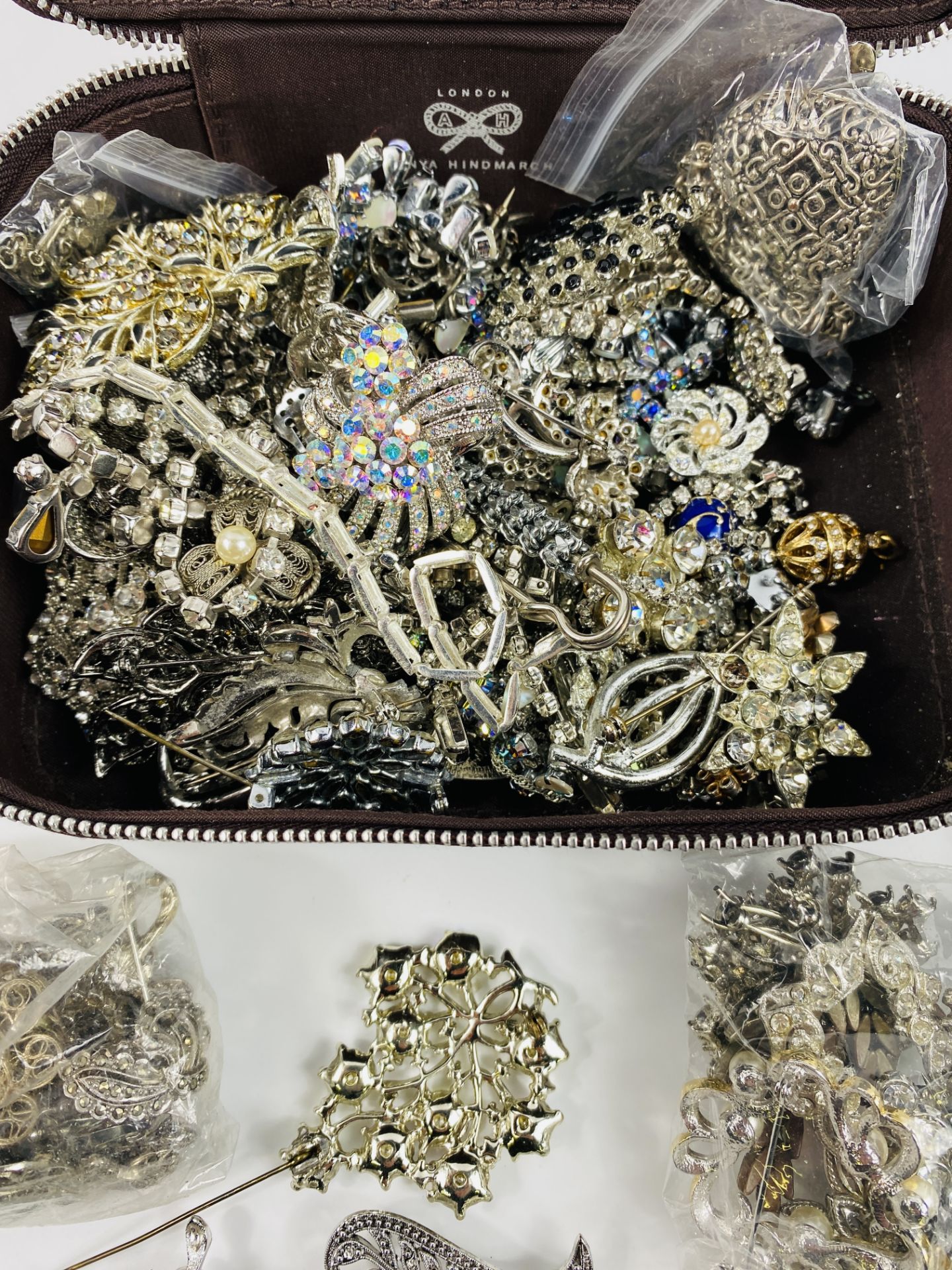 Quantity of costume jewellery - Image 2 of 4