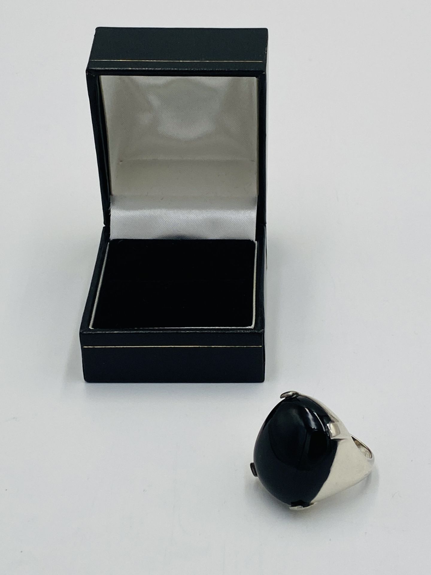 Silver ring set with an onyx stone - Image 3 of 5