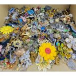 Quantity of costume jewellery brooches