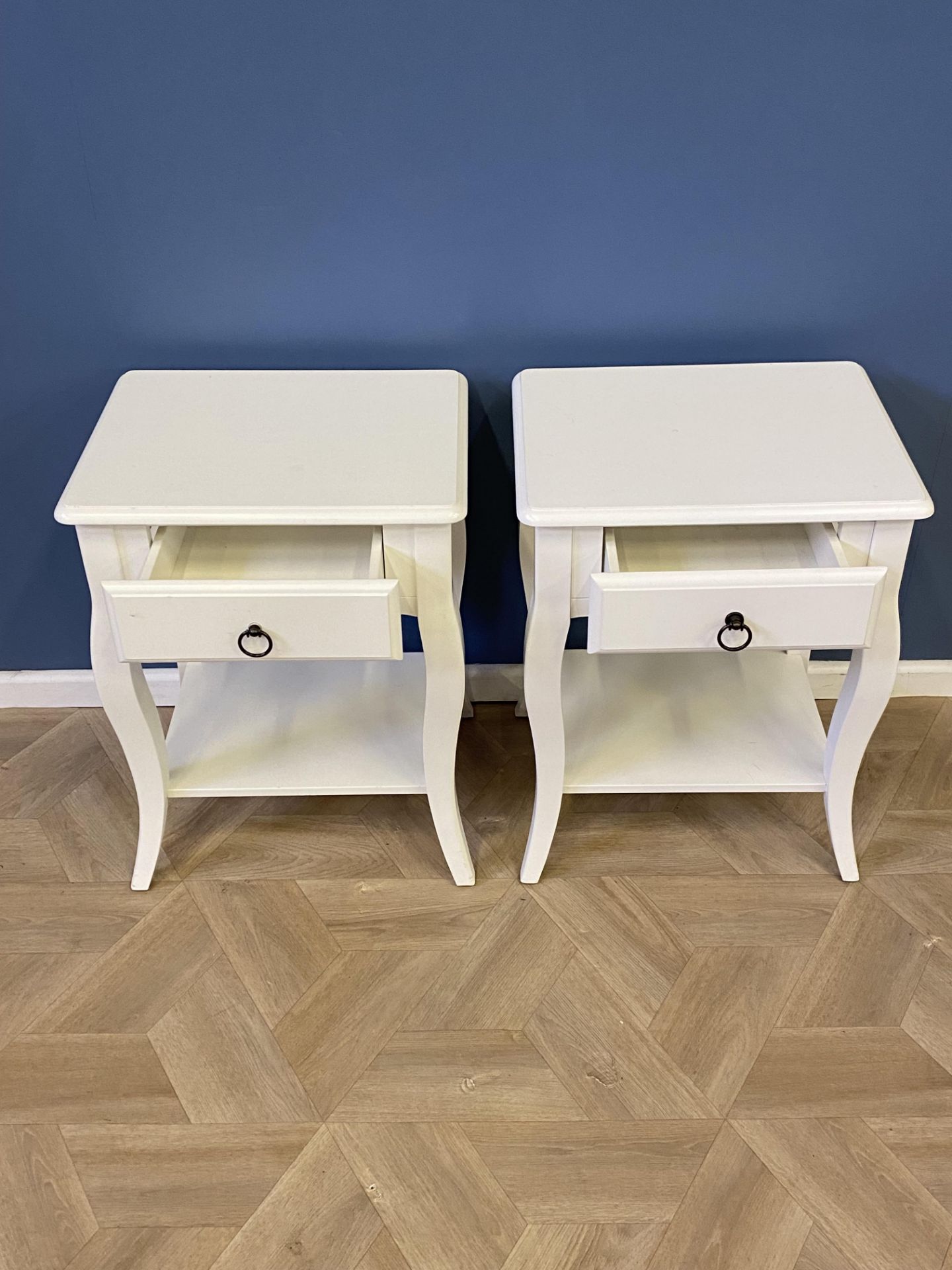 Pair of contemporary white wood bedside tables - Image 2 of 6