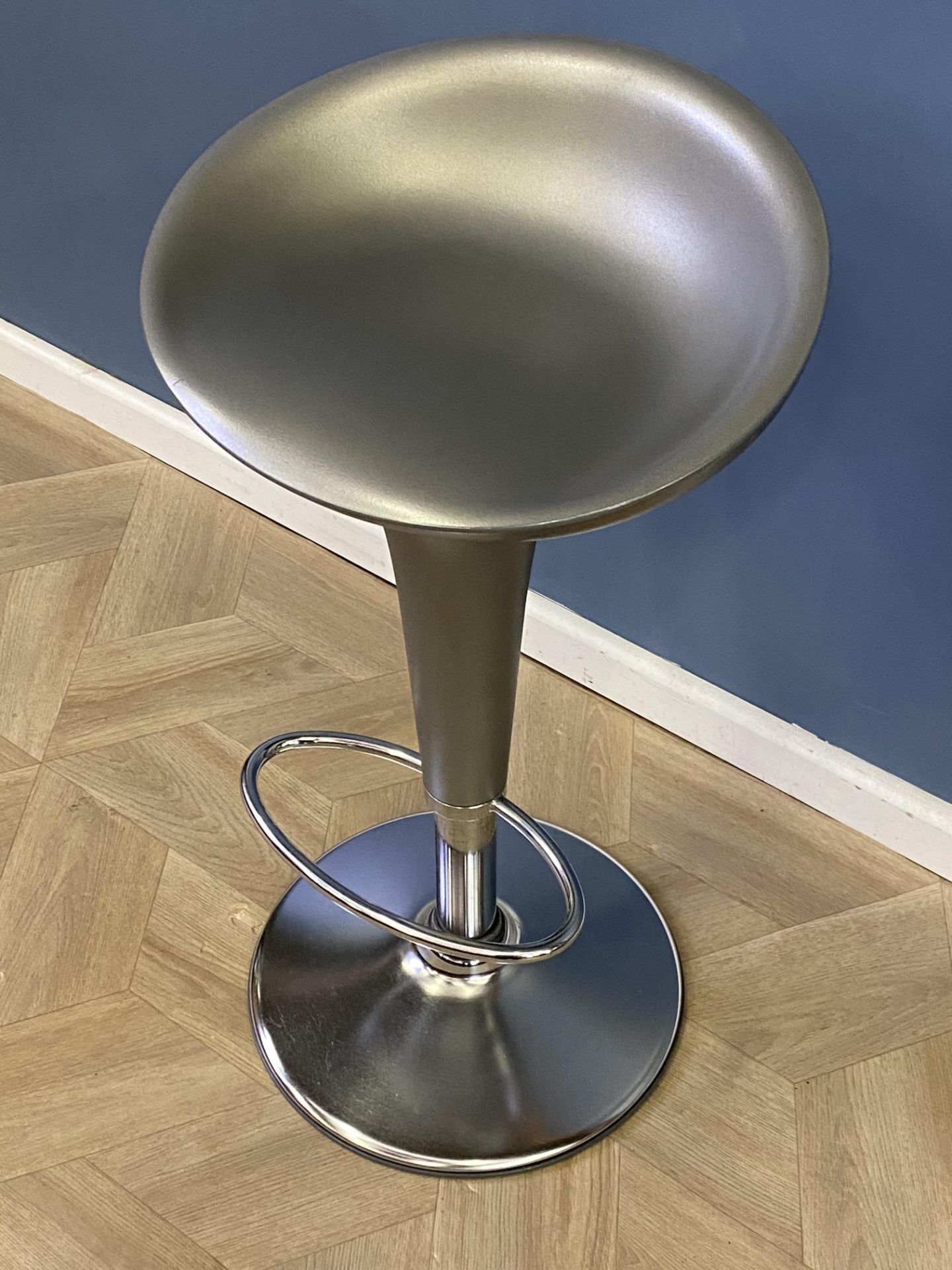 Contemporary reolving bar stool - Image 2 of 6