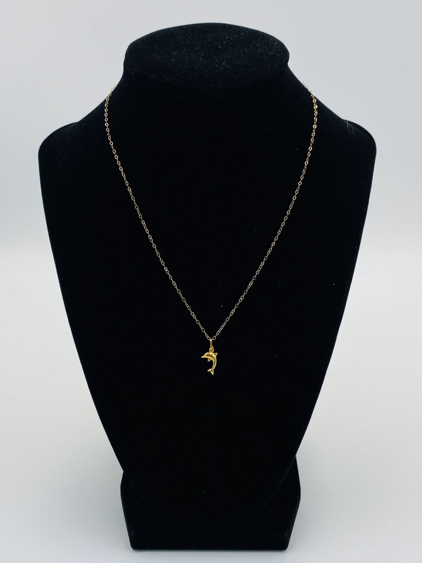9ct gold necklace with dolphin pendant - Image 2 of 4
