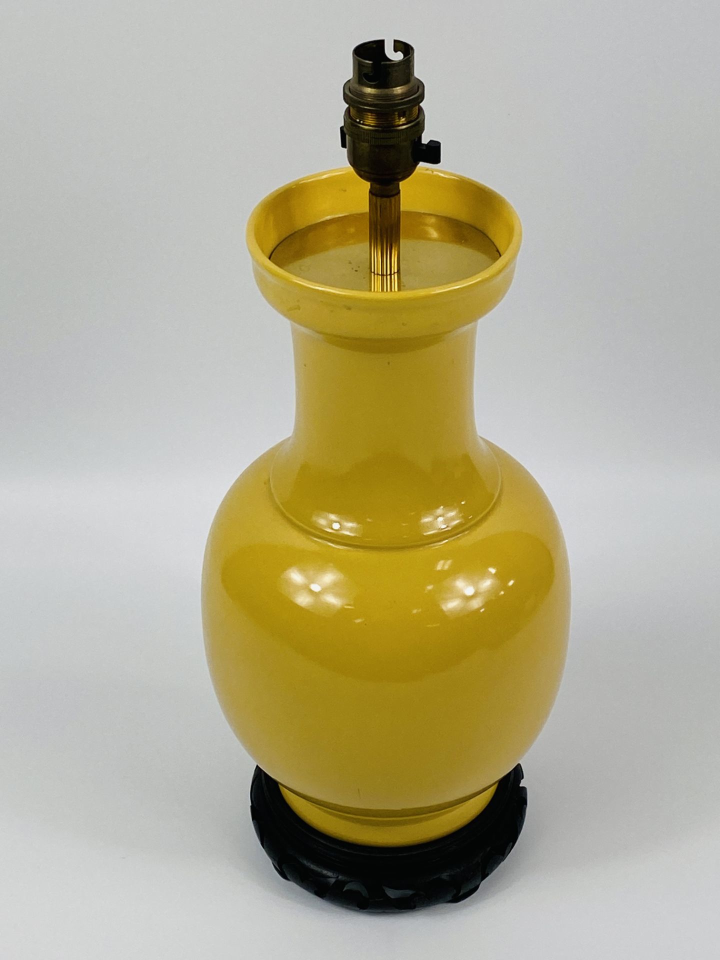 Oriental style ceramic table lamp on wood base - Image 5 of 5