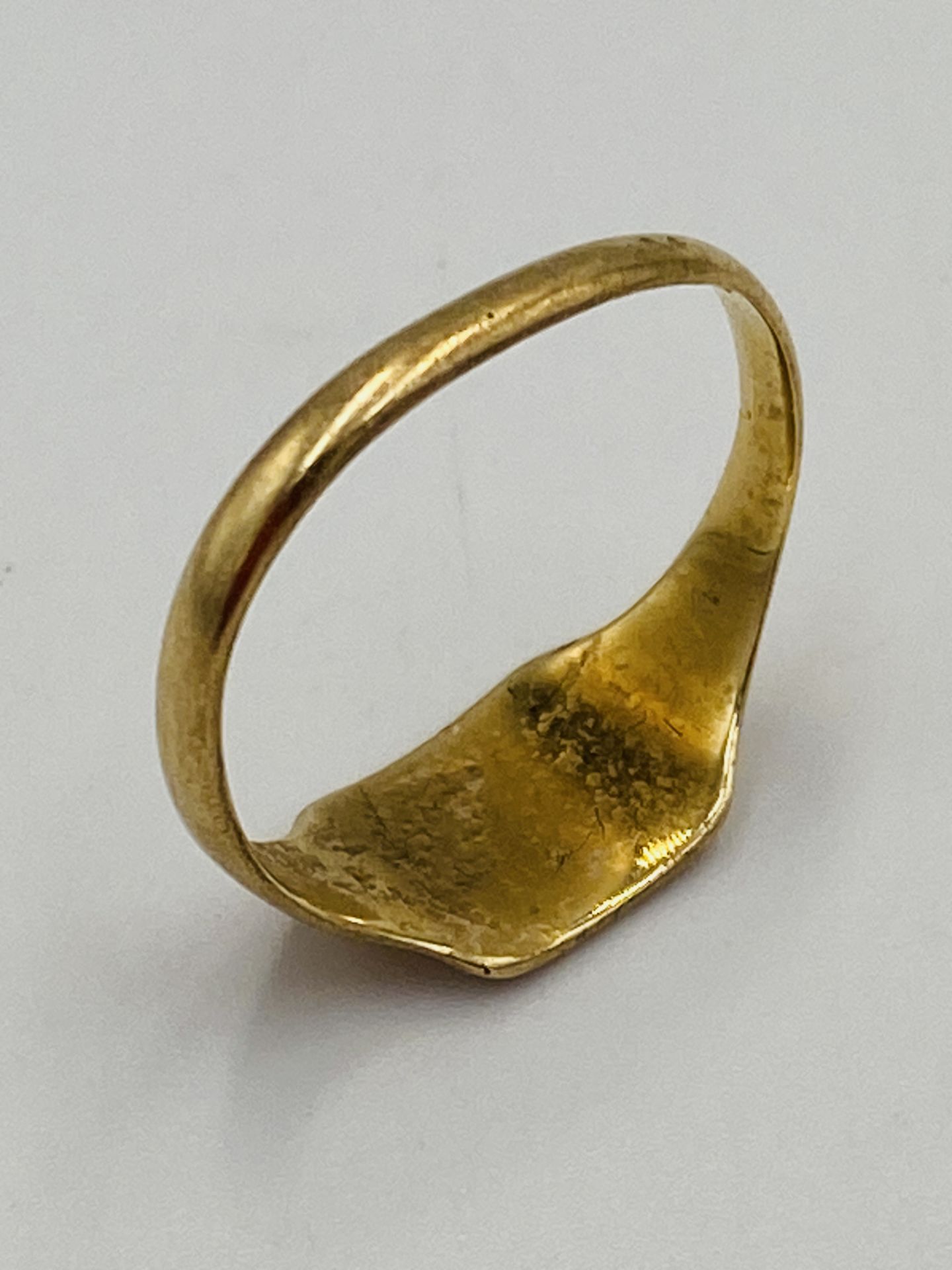 9ct gold signet ring - Image 2 of 5