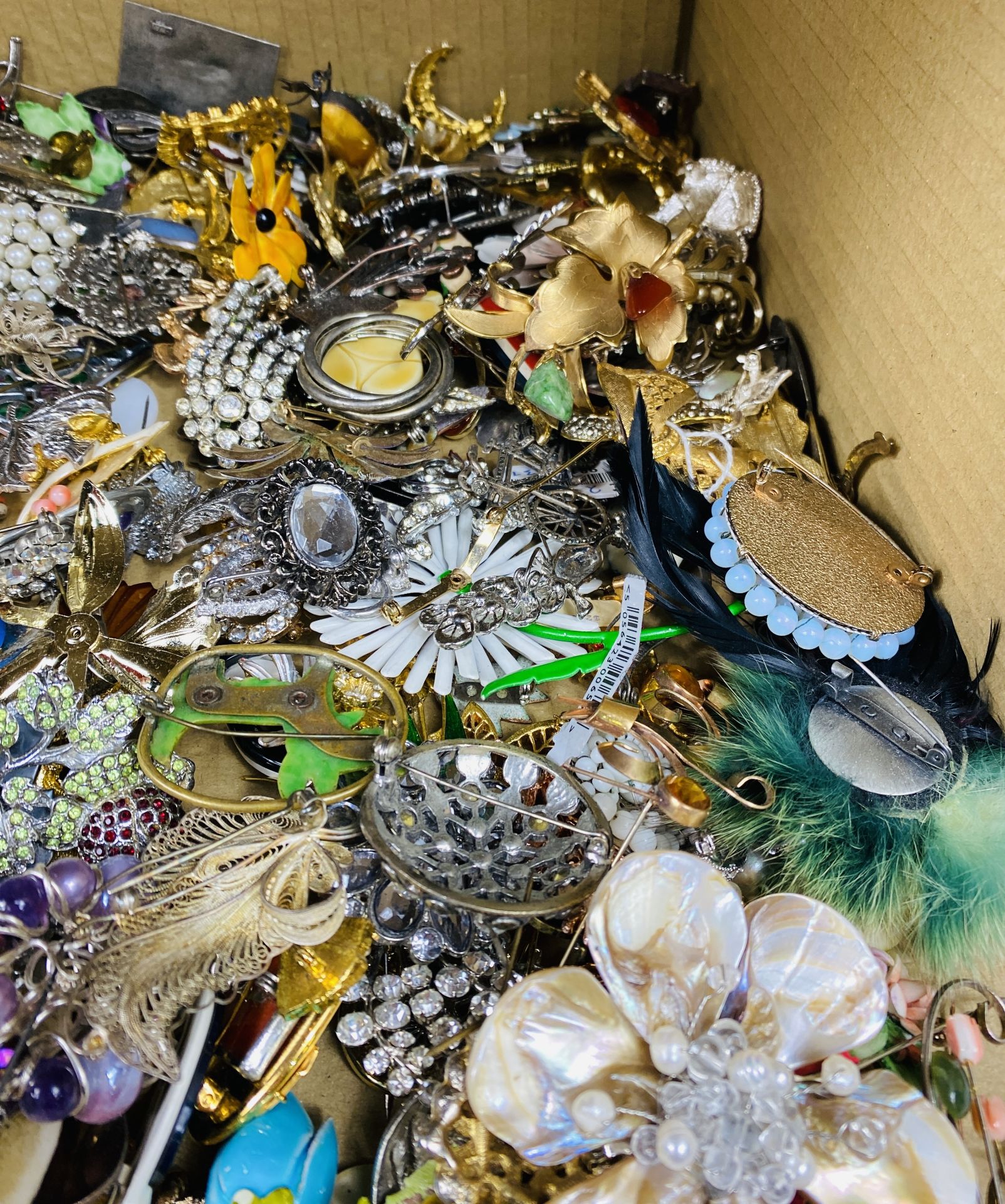 Quantity of costume jewellery brooches - Image 5 of 7