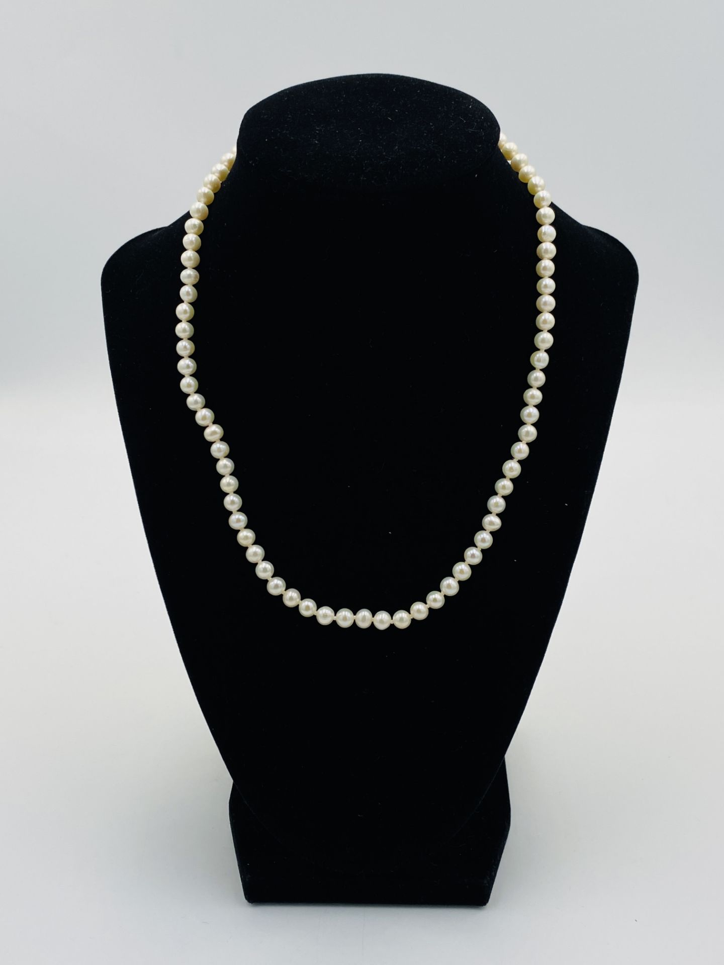 Pearl necklace with 9ct gold clasp - Image 2 of 4