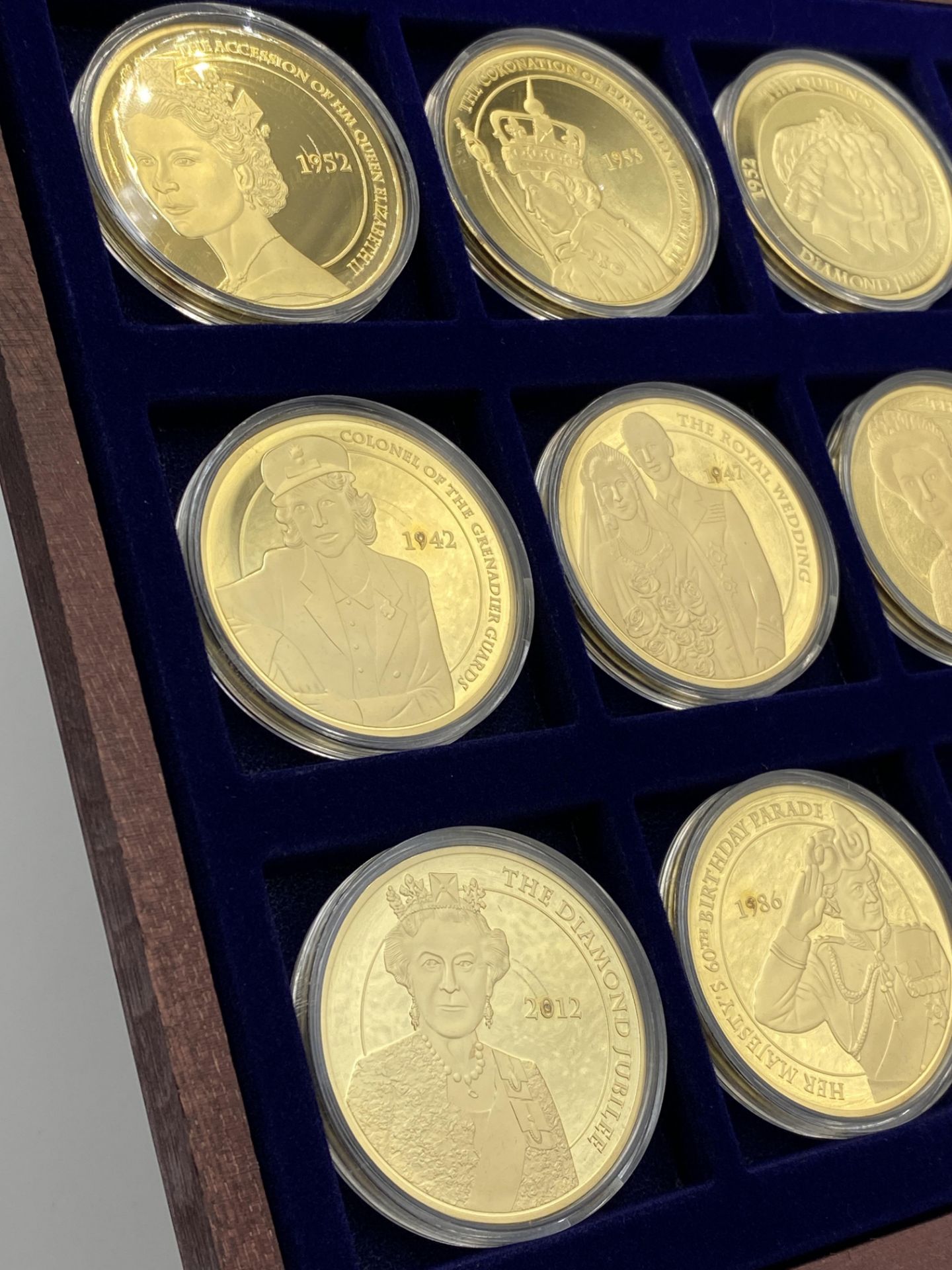 Twelve gold plated Portraits of the Queen Diamond Jubilee coins in presentation box - Image 6 of 6