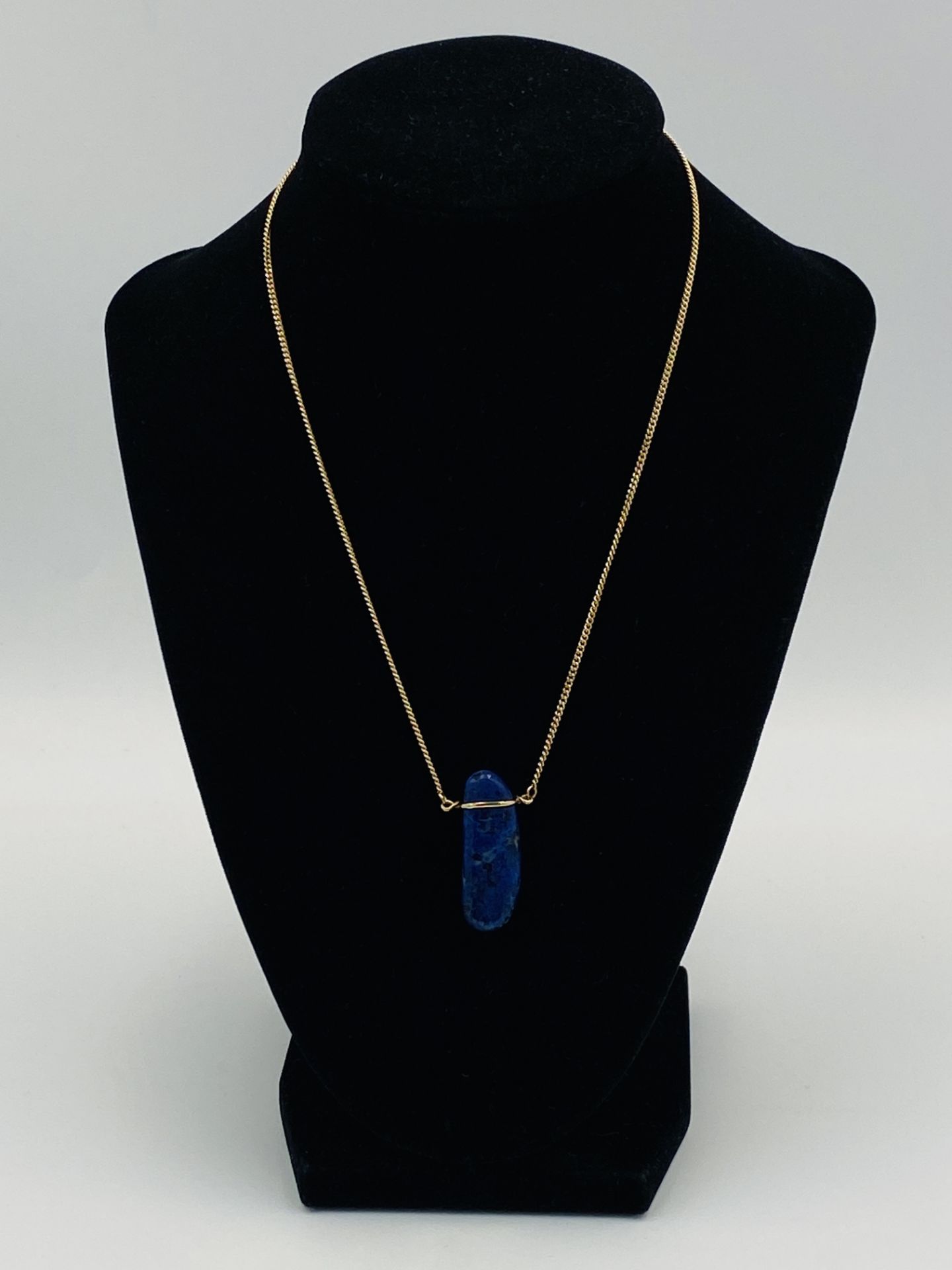 9ct gold necklace with a lapis pendant - Image 4 of 5