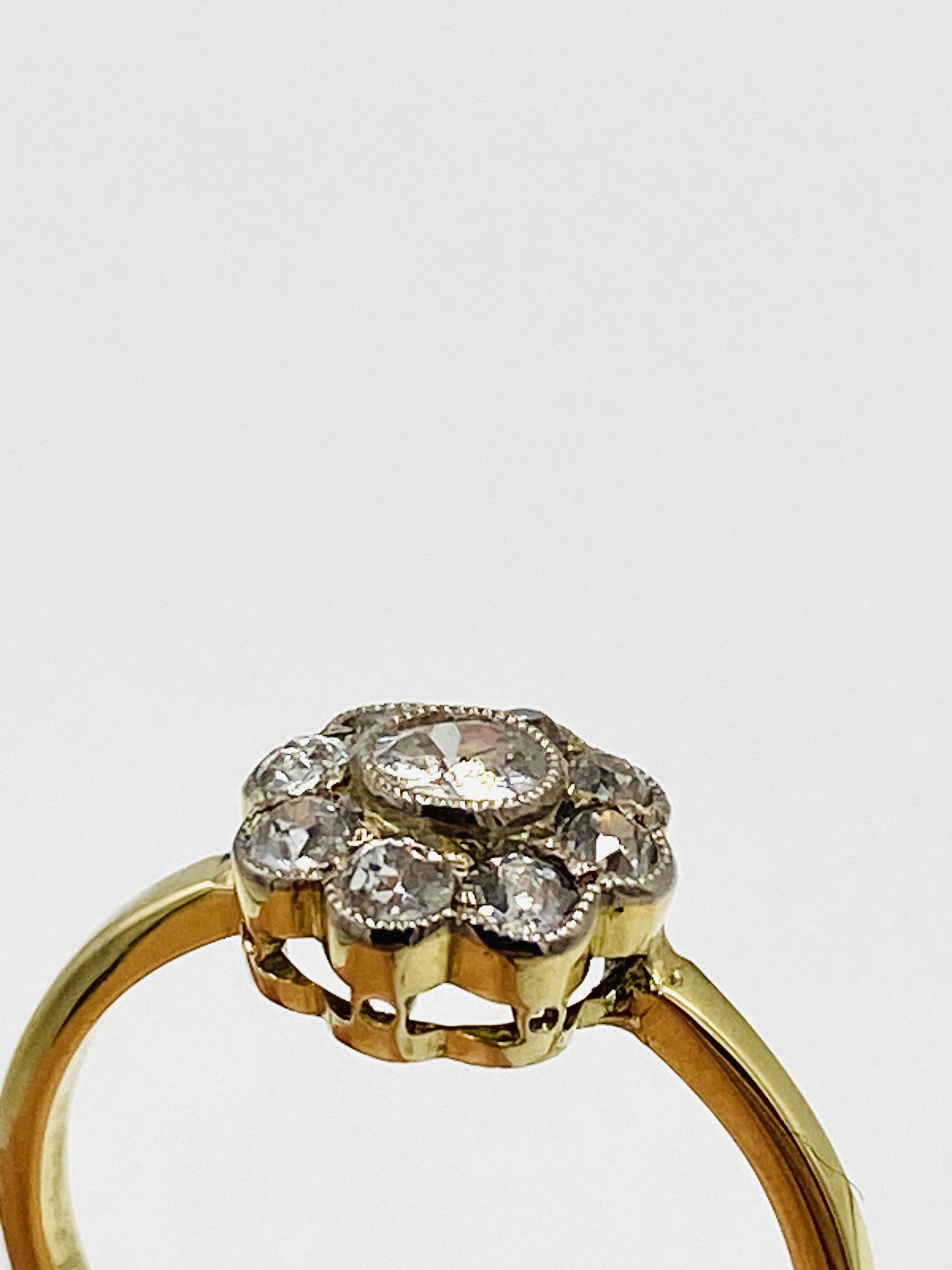 Gold and diamond 'daisy' ring - Image 2 of 6